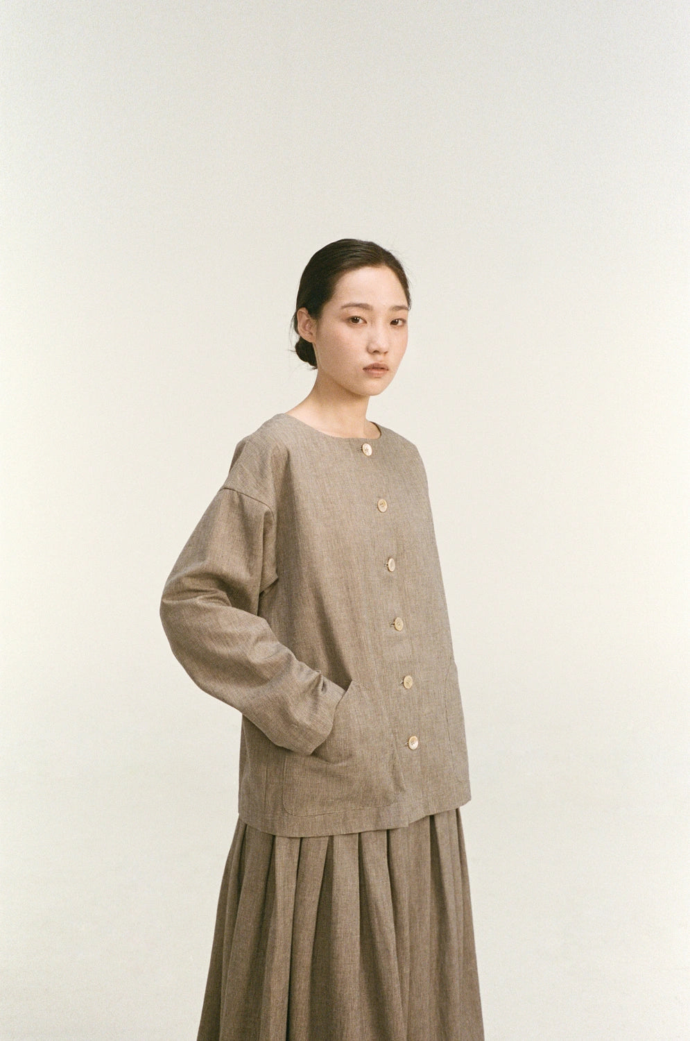 unisecon-alva-jacket-grey-full-body-close-up