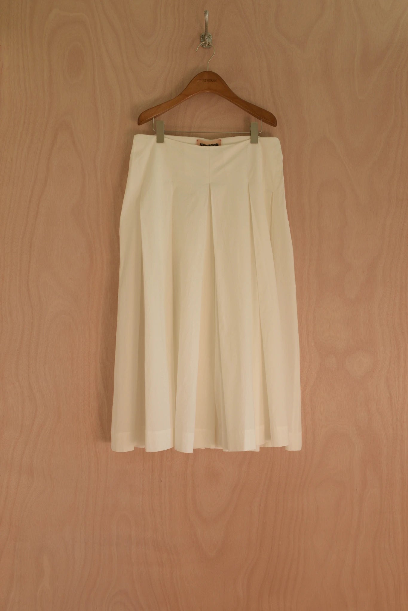 Rayna Pants in white cotton, front view on wood background