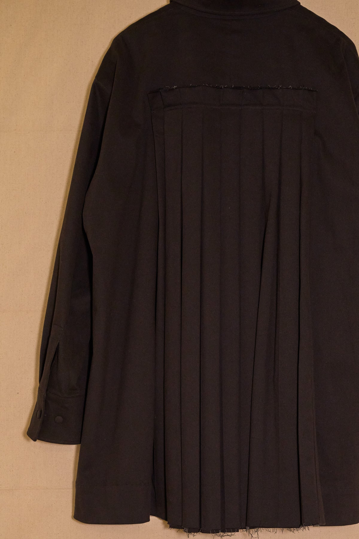 UNISECON Assia jacket in black detail view