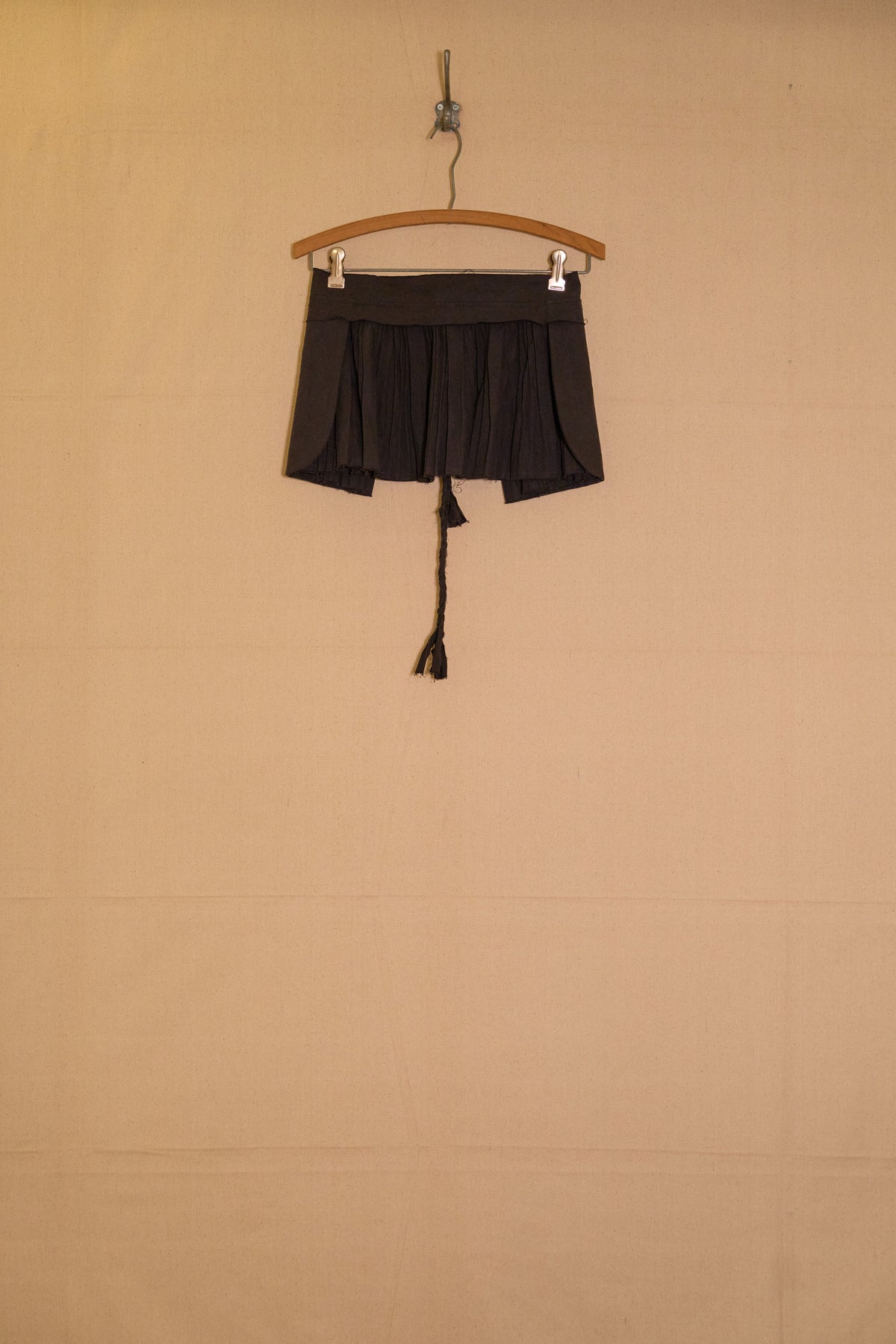 UNISECON Cora apron n black detail view