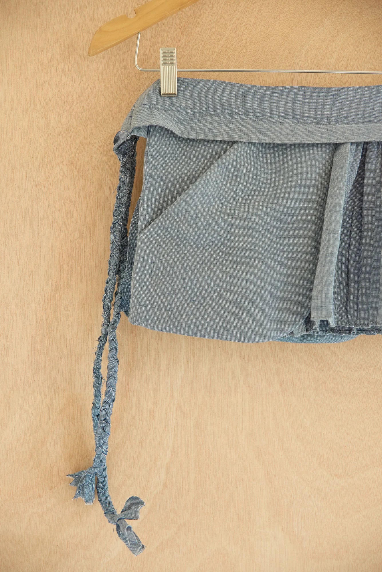 UNISECON Cora apron in blue, detail view