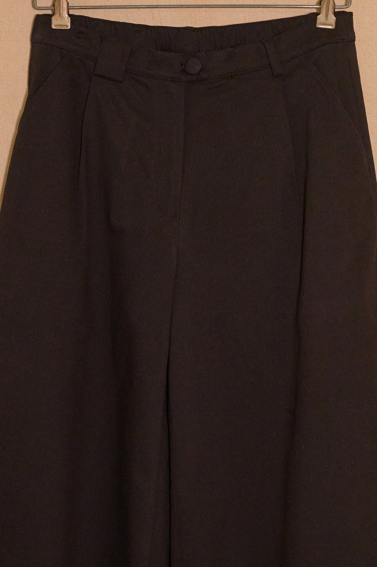 UNISECON Dee pants in black detail view