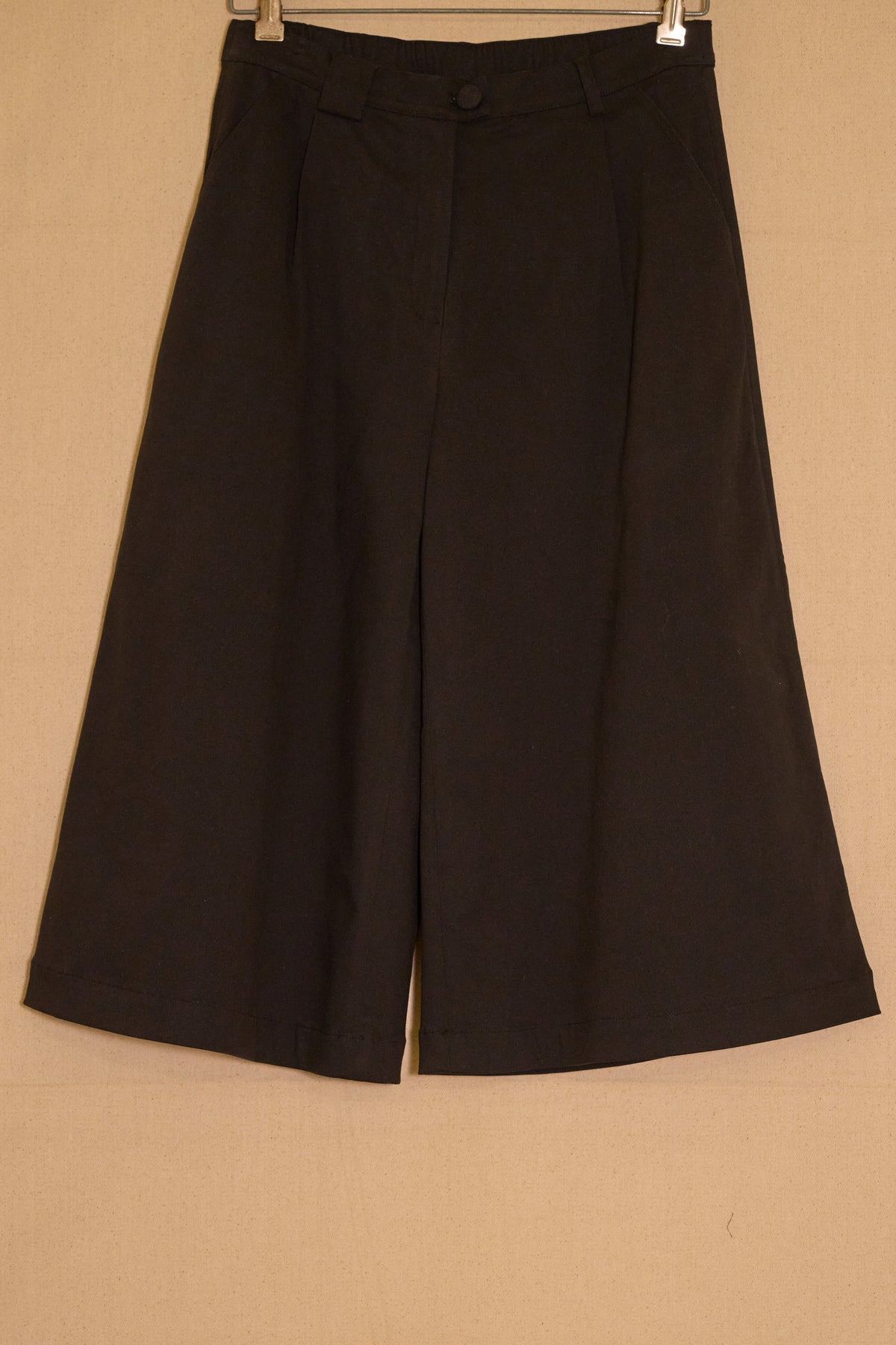 UNISECON Dee pants in black detail view