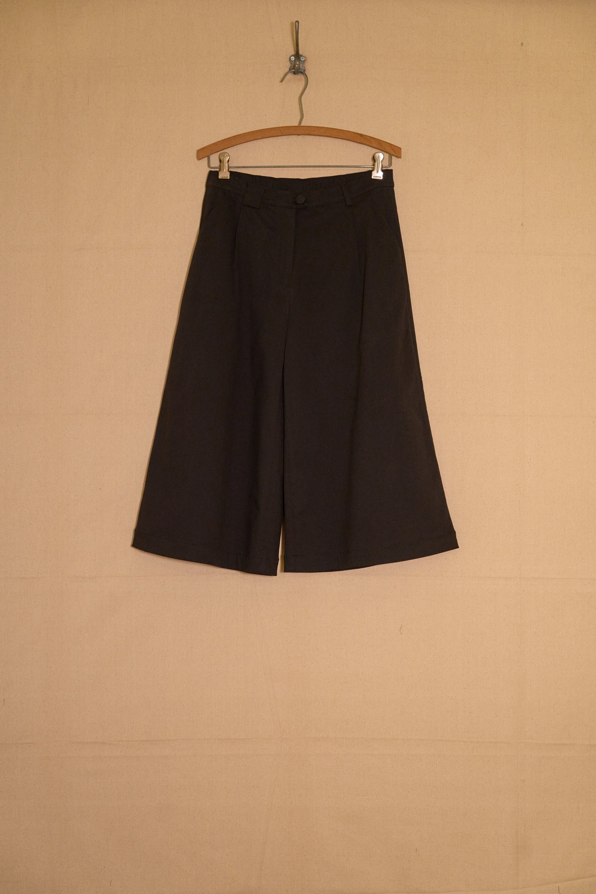 UNISECON Dee pants in black front view