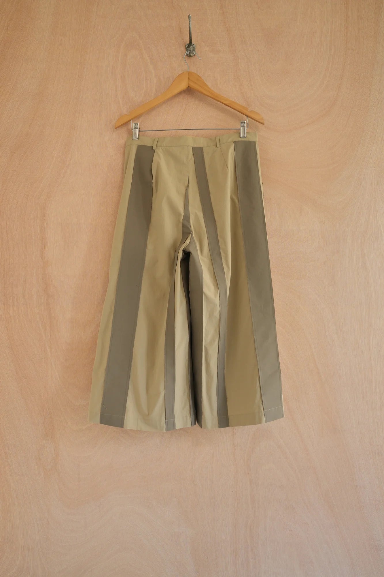 UNISECON Dee pants in taupe/olive, back view