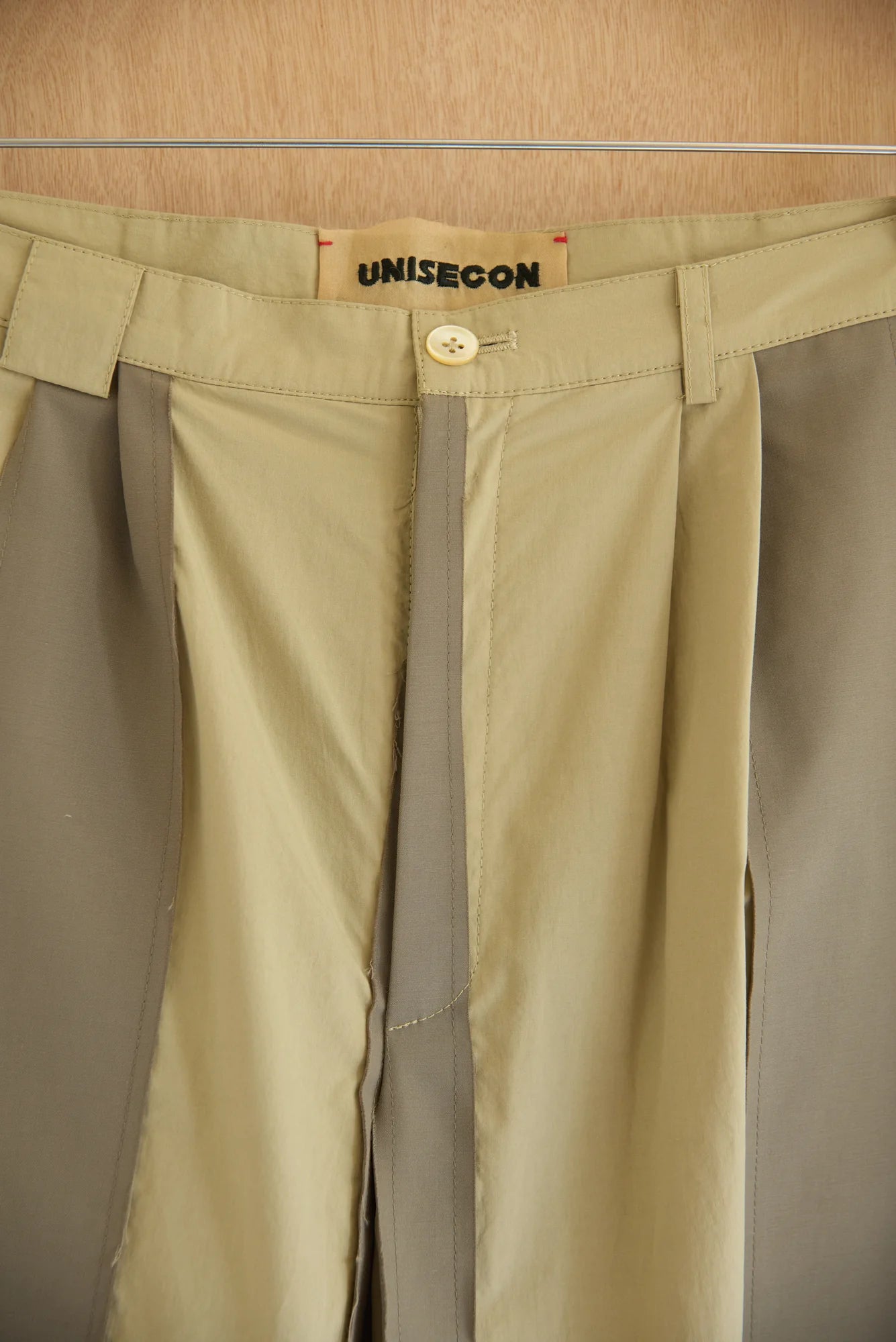 UNISECON Dee pants in taupe/olive, detail view