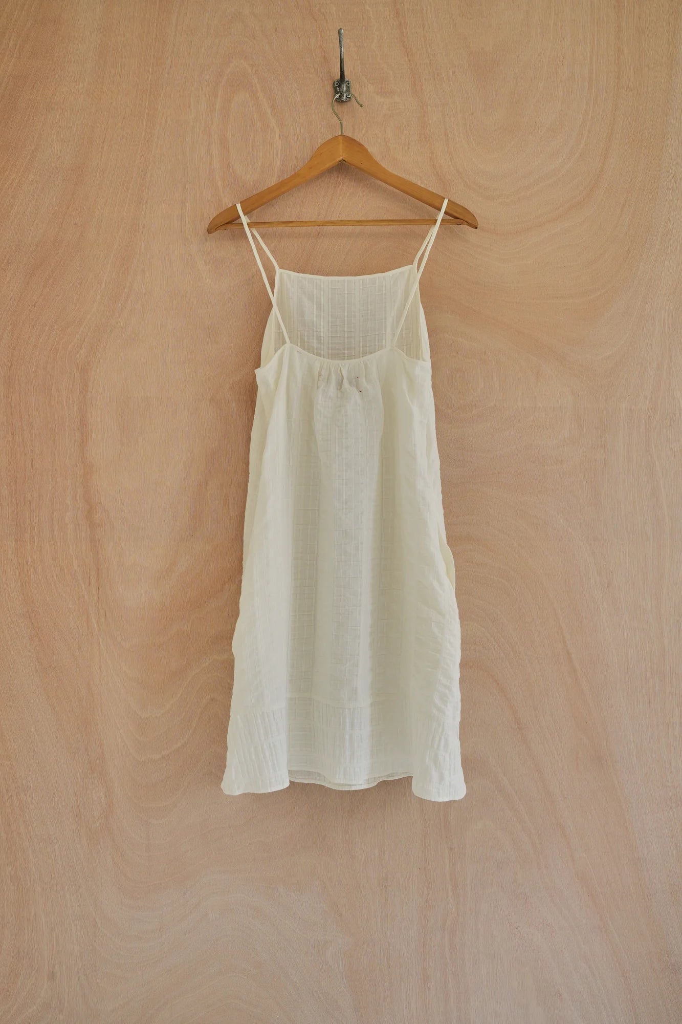 UNISECON Dela dress in white, back view