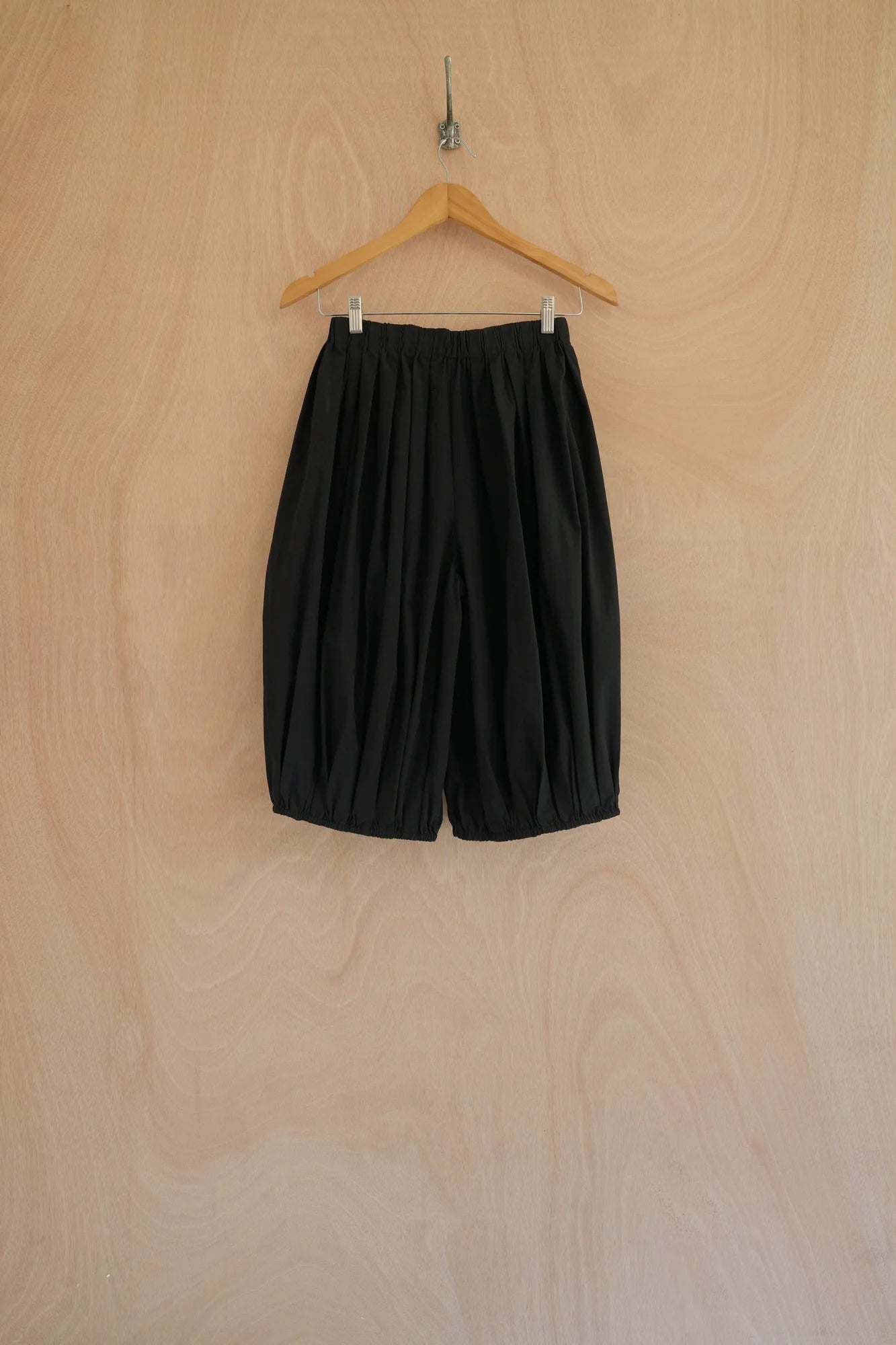 UNISECON Ila pants in black, Back view