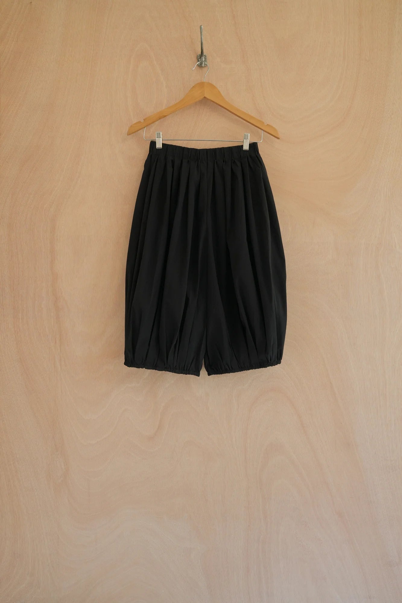 UNISECON Ila pants in black, front view