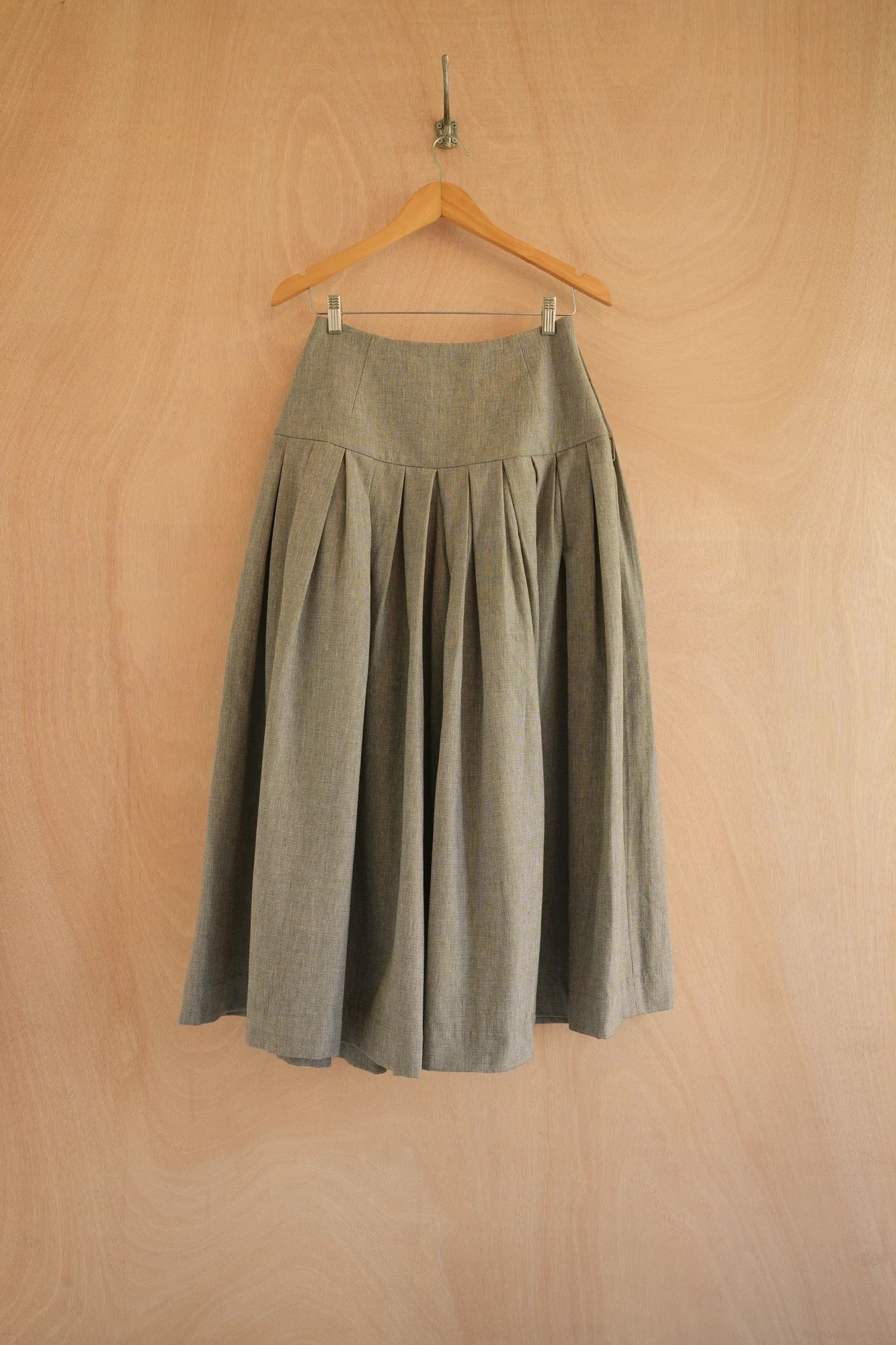 UNISECON Joanne pants in grey, back view