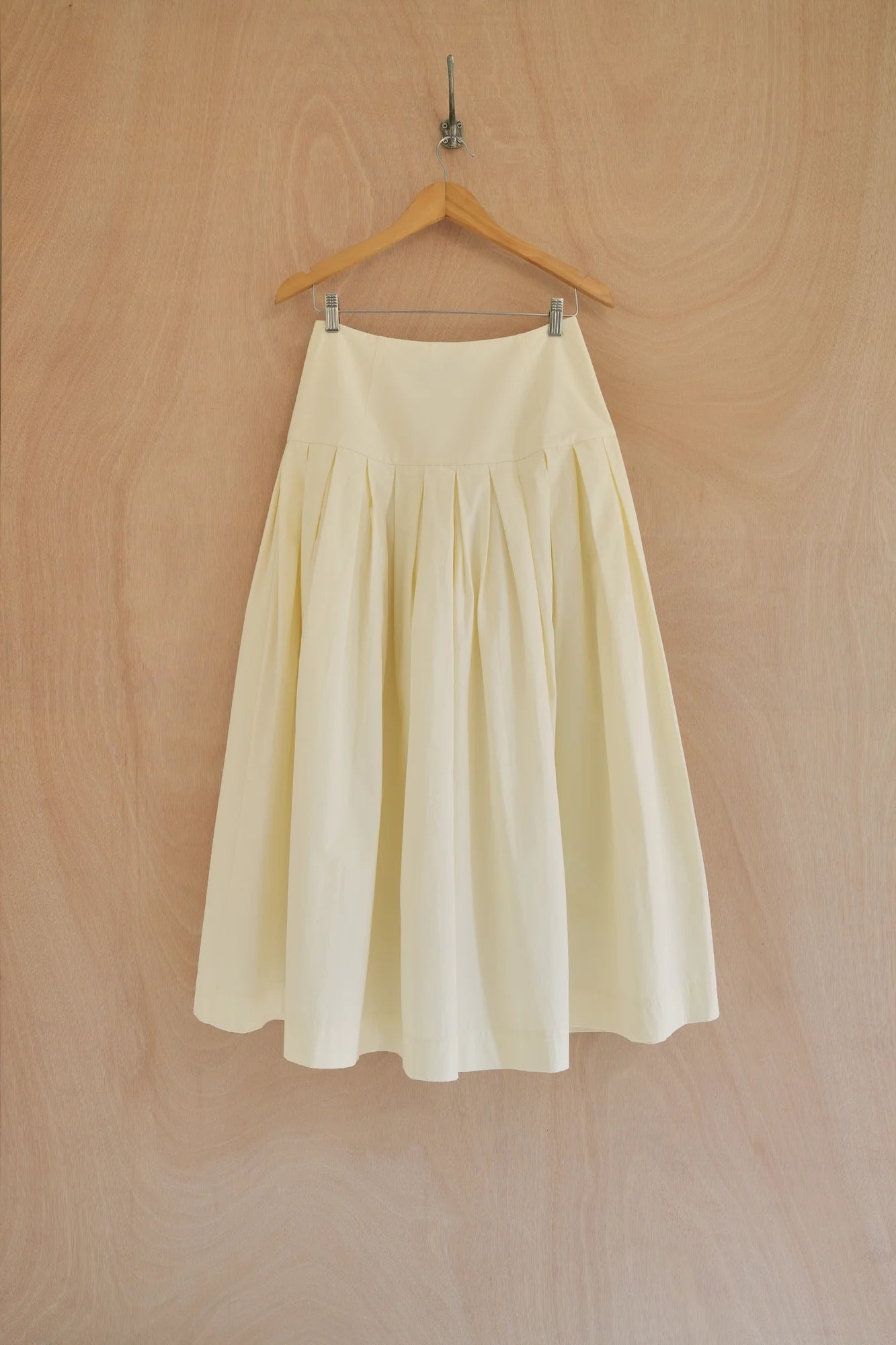 UNISECON joanne pants in white, back view