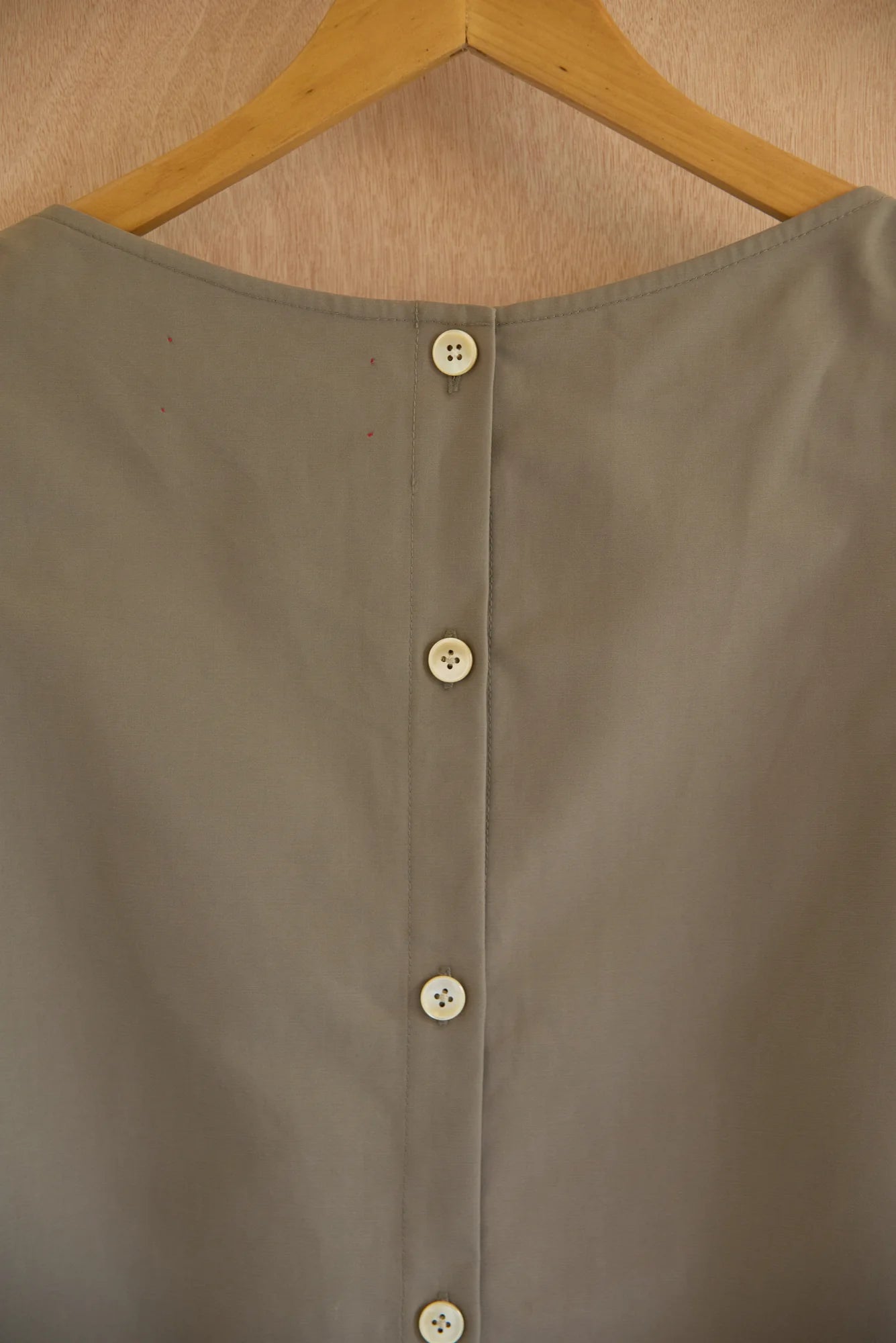 UNISECON Lana dress in olive, detail view 01