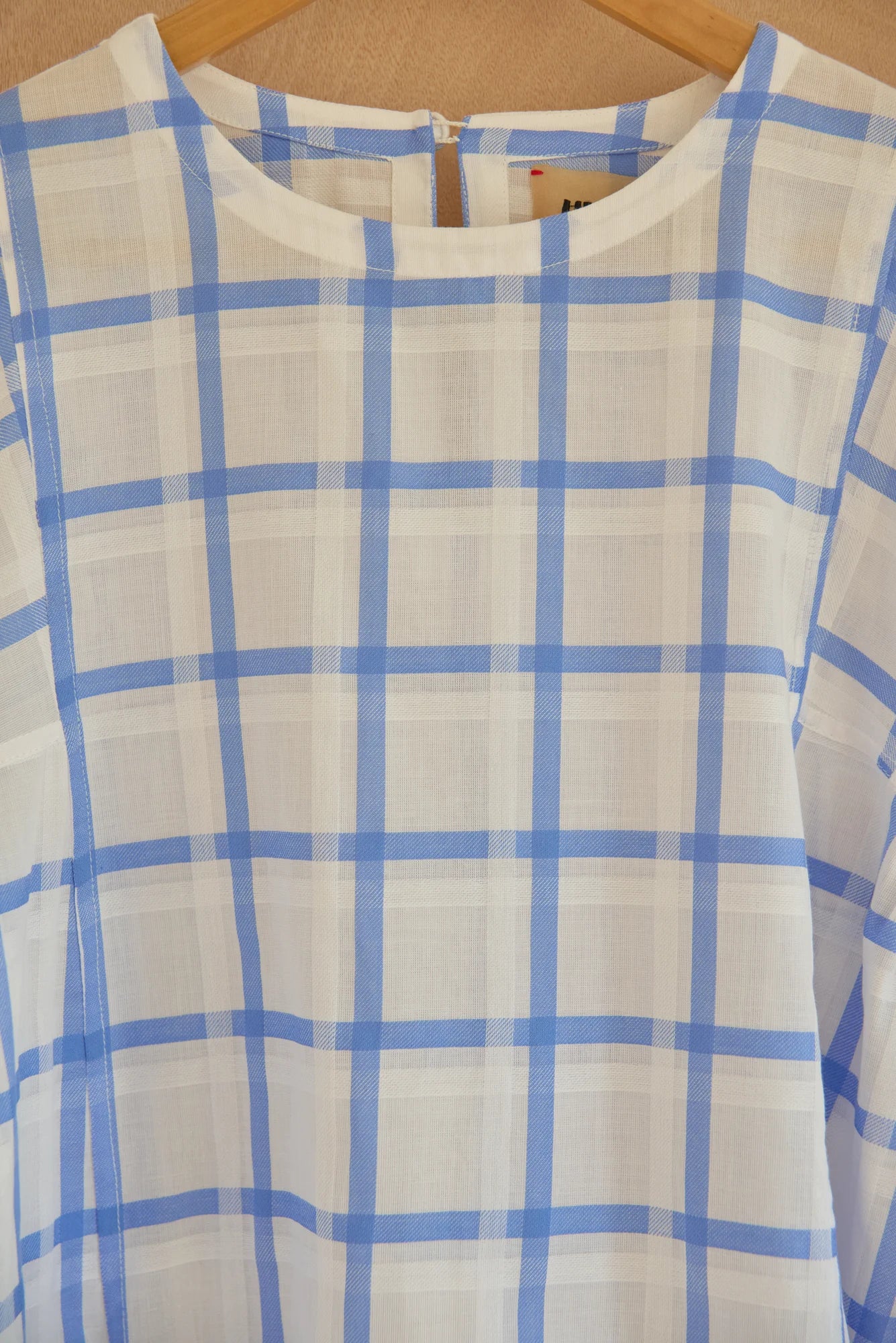 UNISECON Leona top in white/blue, detail view