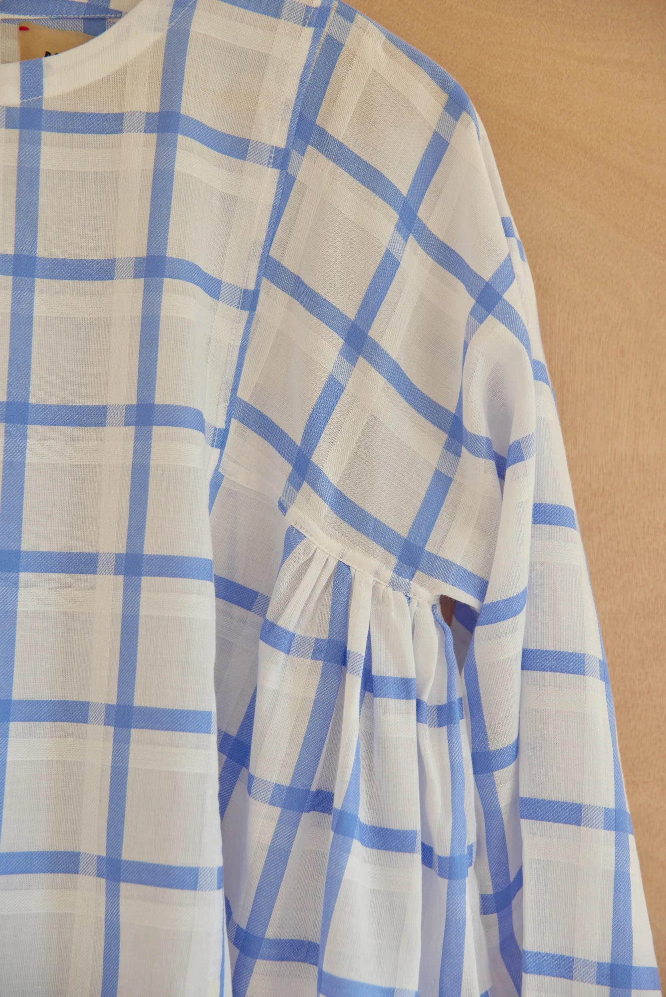 UNISECON Leona top in white/blue, detail view