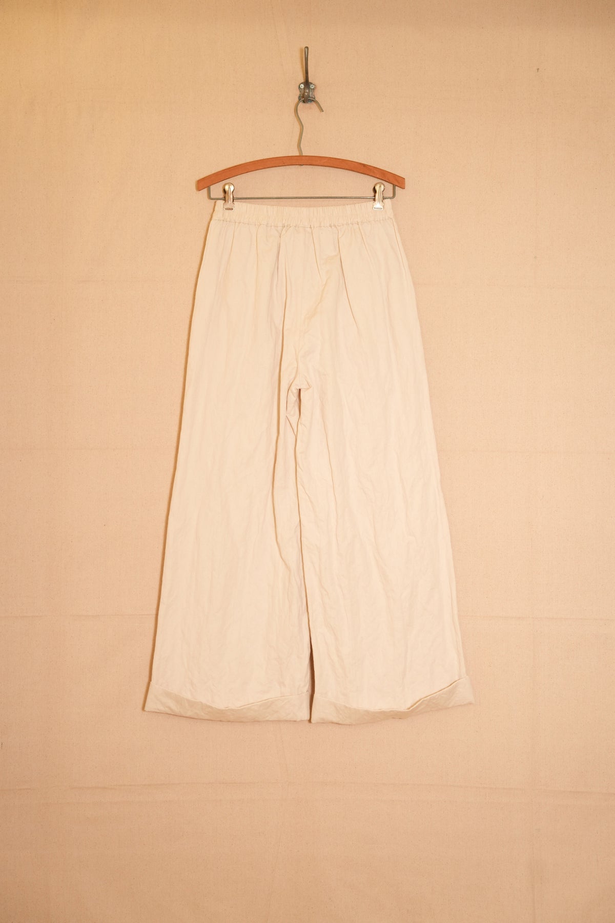 UNISECON Levi pants in white back view
