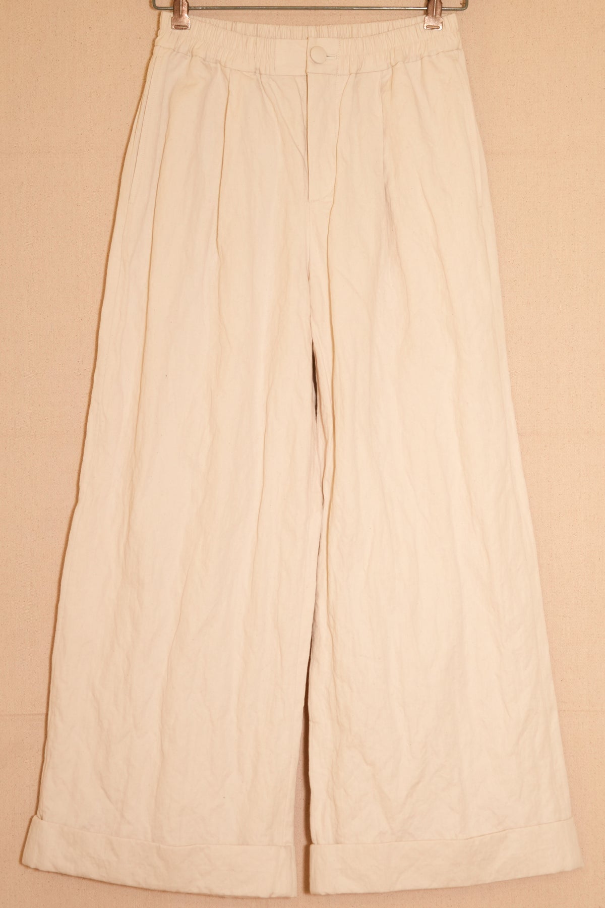 UNSECON Levi pants in white detail view