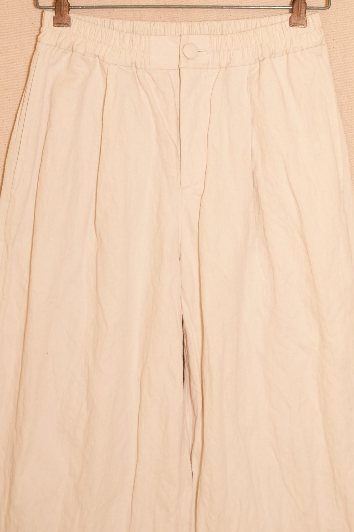 UNISECON Levi pants in white detail view