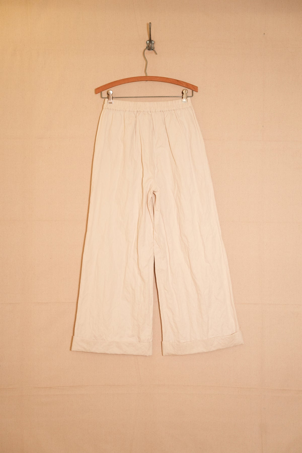 UNISECON Levi pants in white detail view