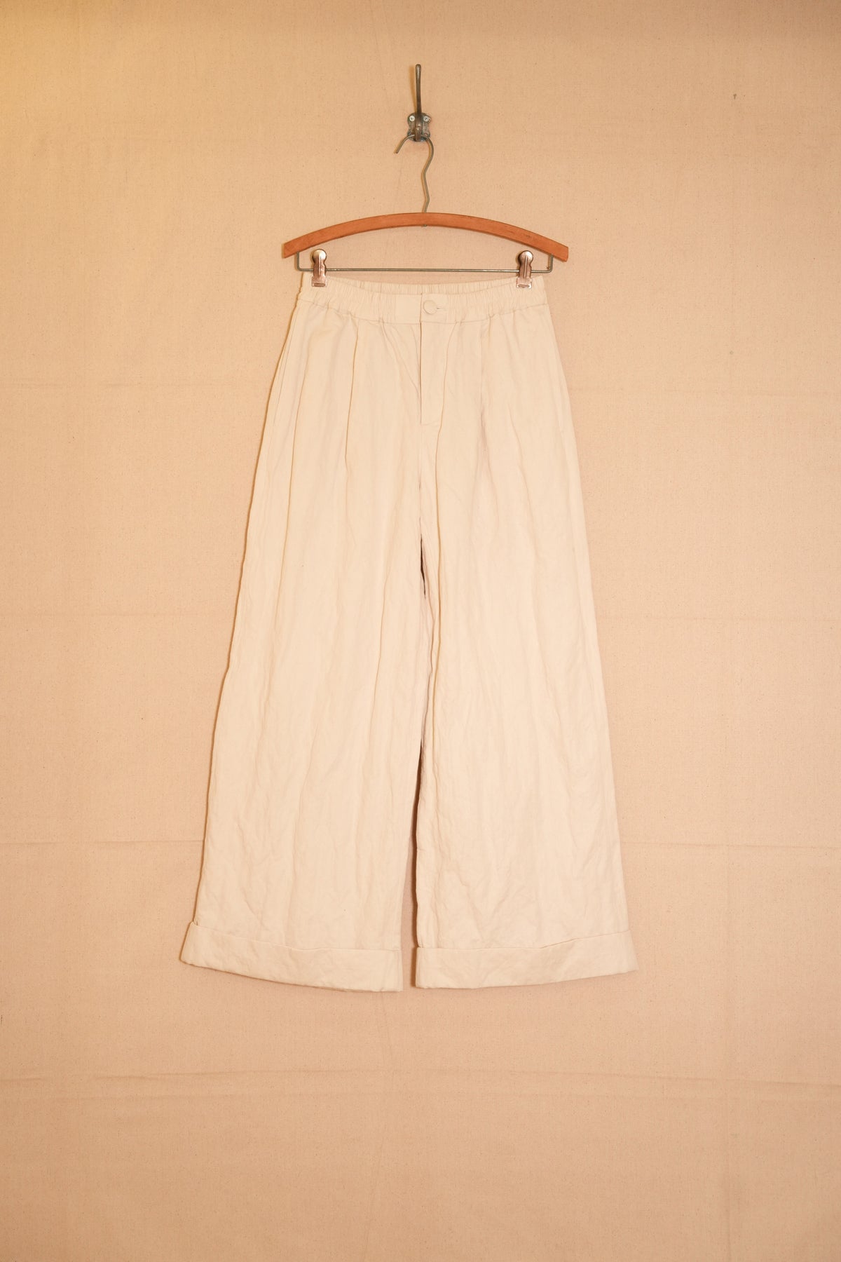 UNISECON Levi pants in white front view