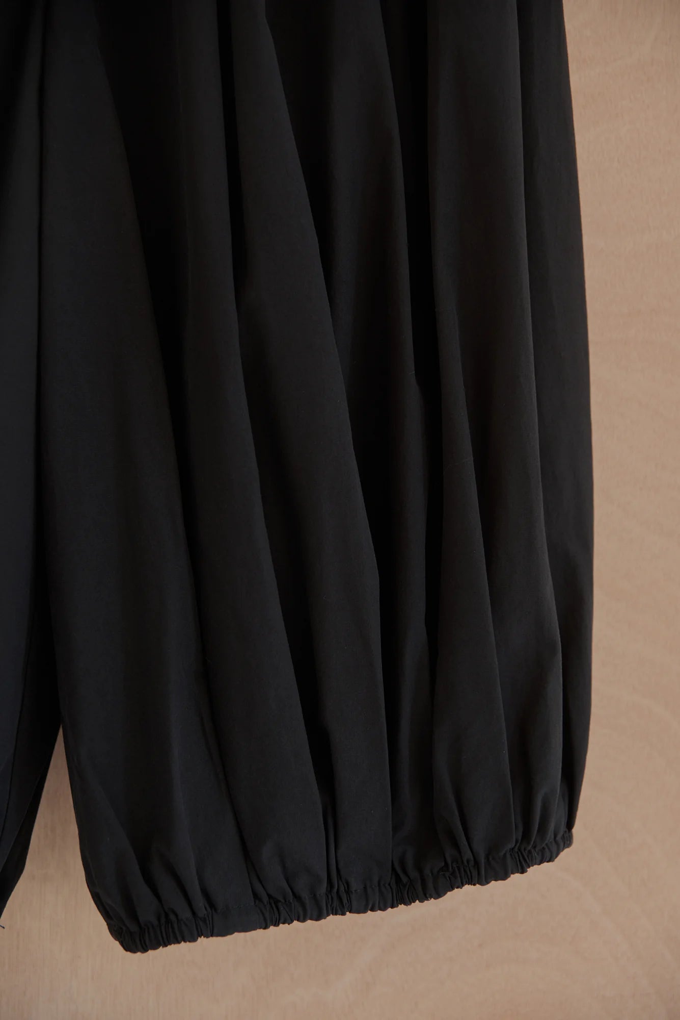 UNISECON Lia pants in black, detail view