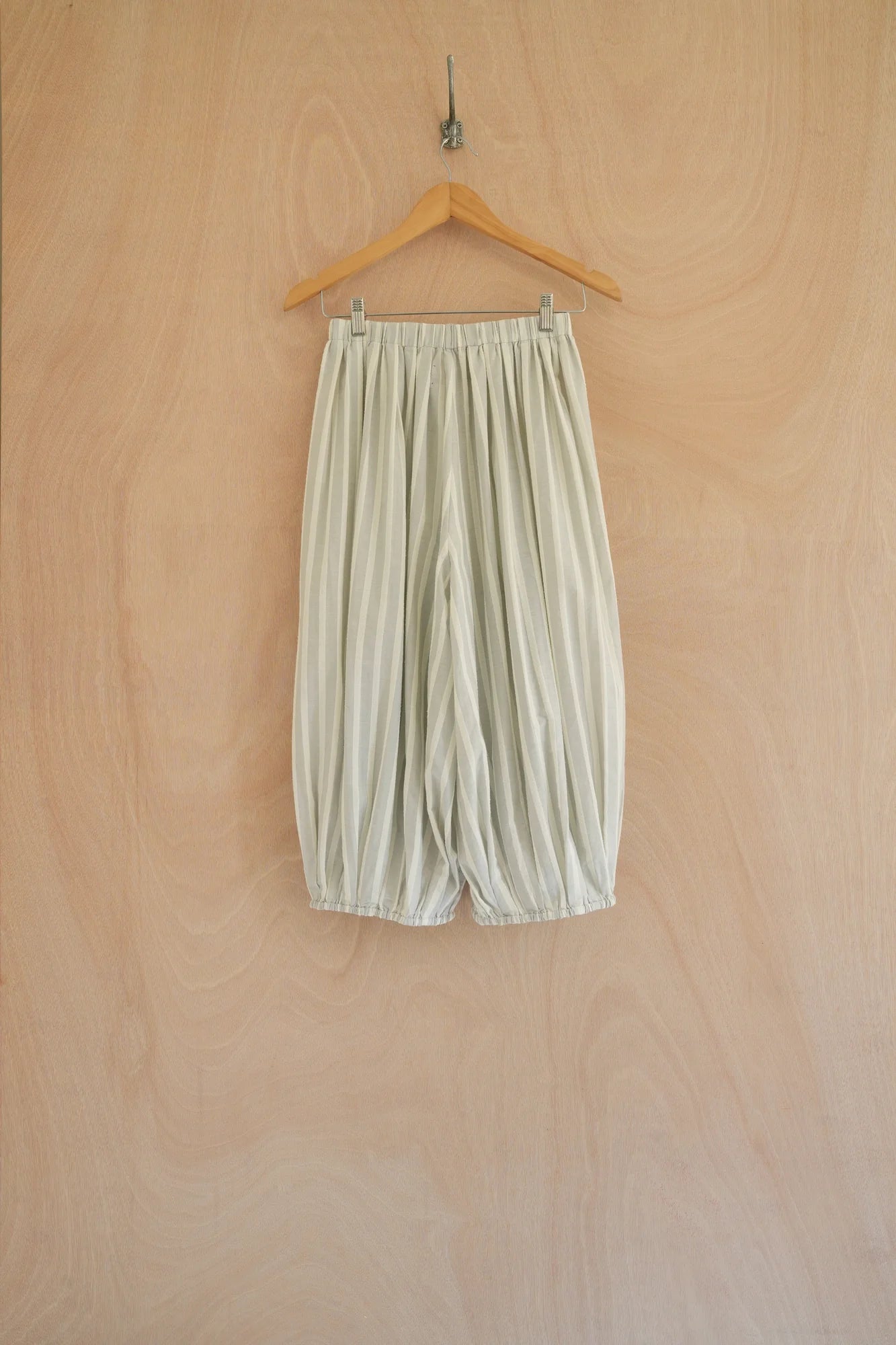 UNISECON Lume pants in grey, back view