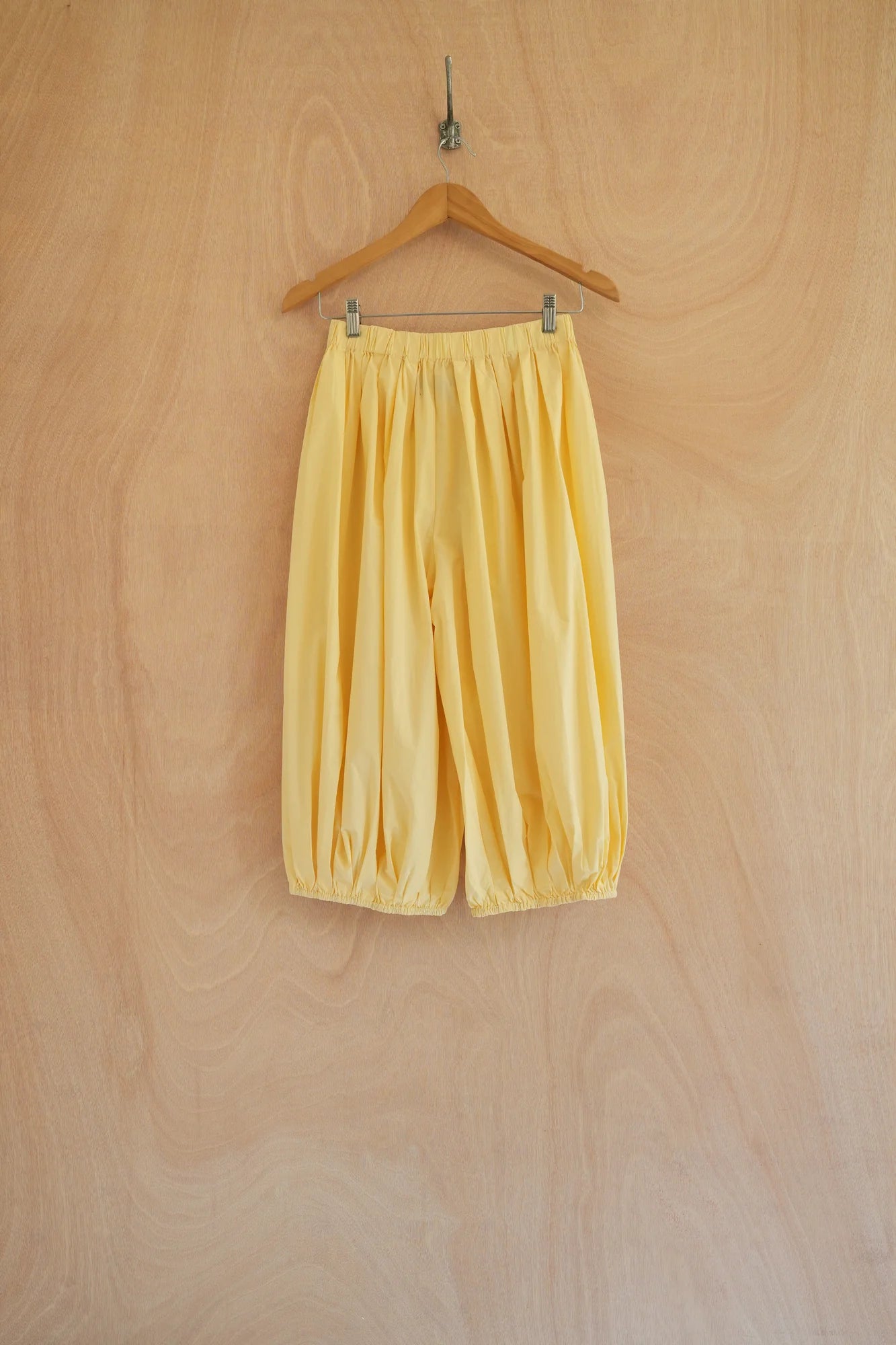 UNISECON Lume pants in yellow, back view