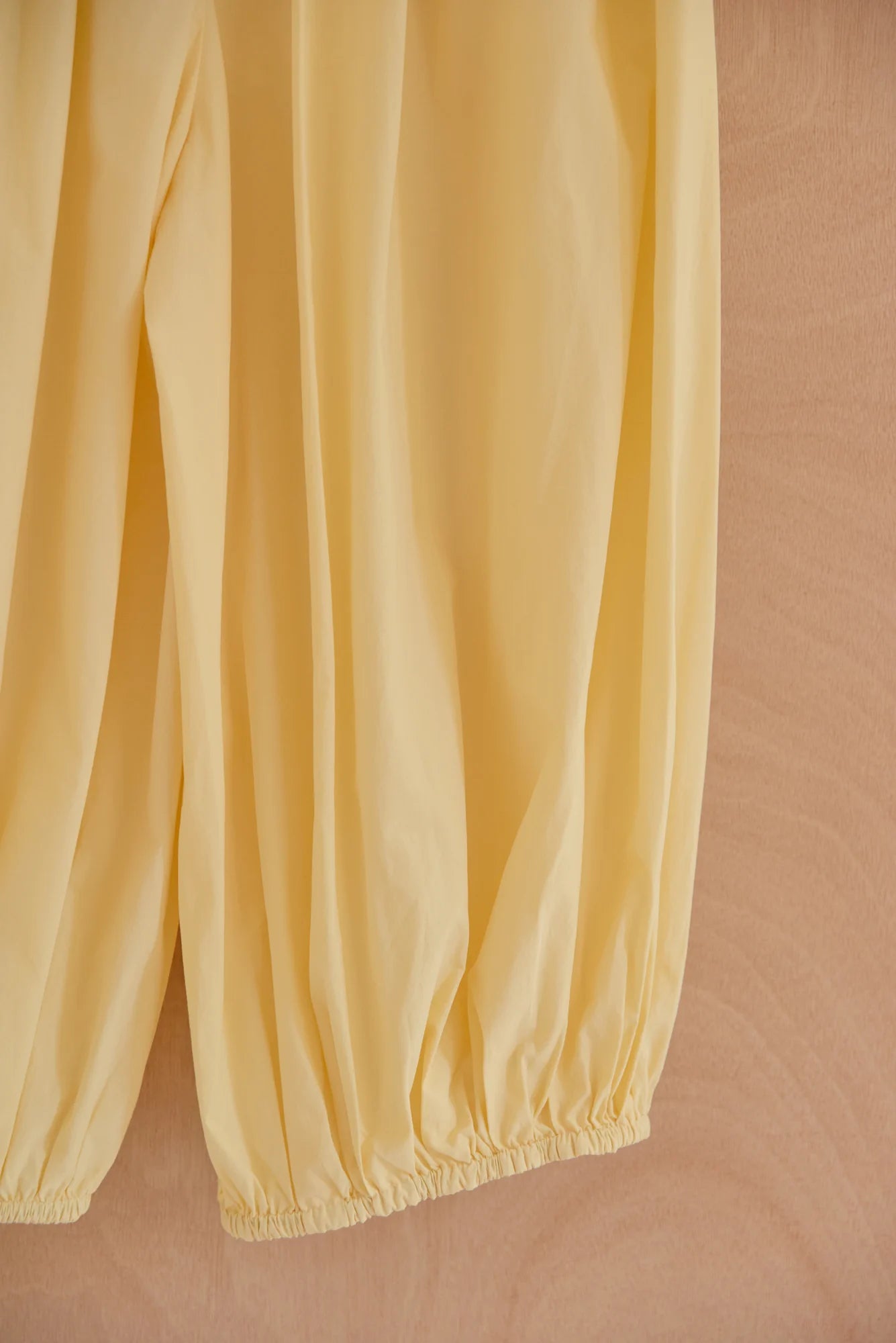 UNISECON Lume pants in yellow, detail view