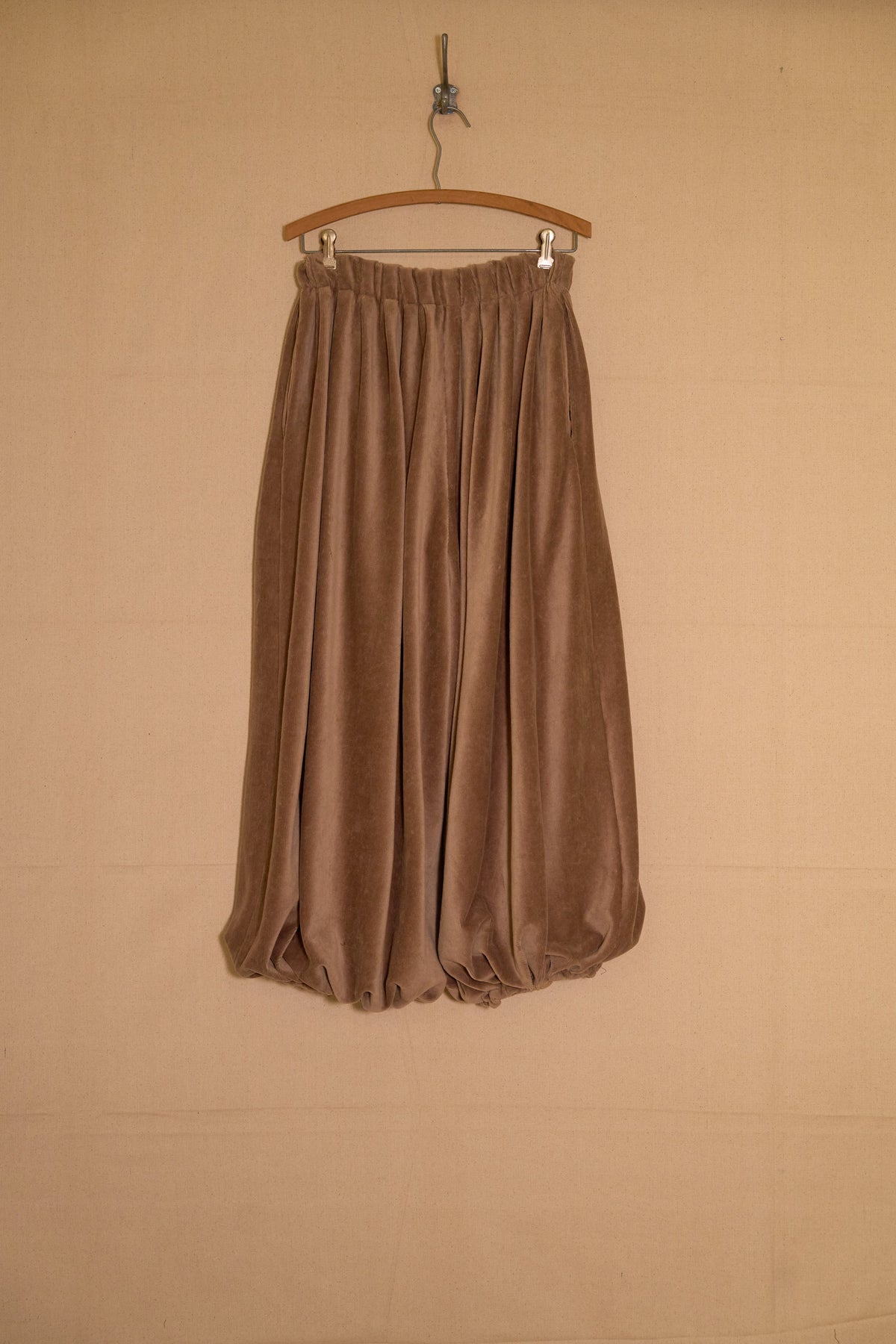 UNISECON Odell pants in oatmeal back view