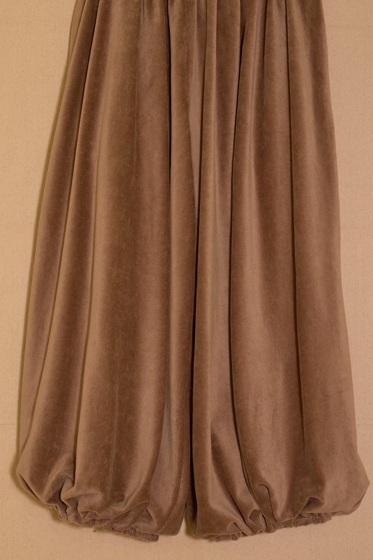 UNISECON Odell pants in oatmeal detail view