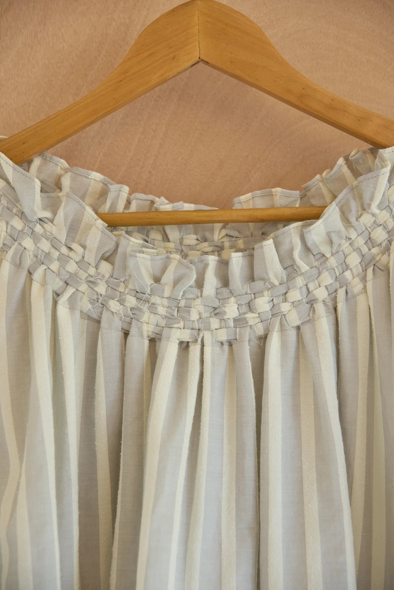 UNISECON Odon top in grey, detail view