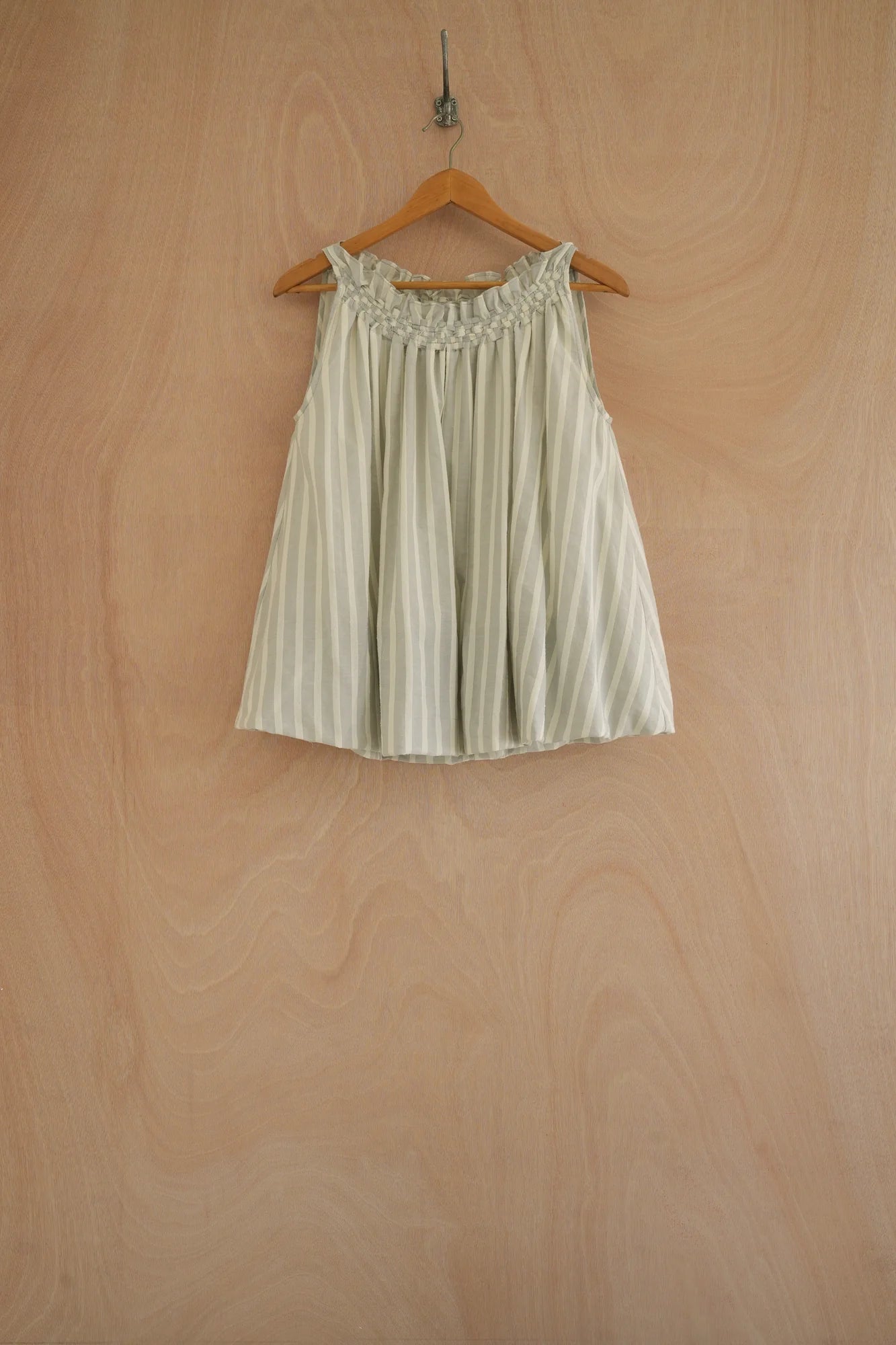 UNISECON Odon top in grey, front view