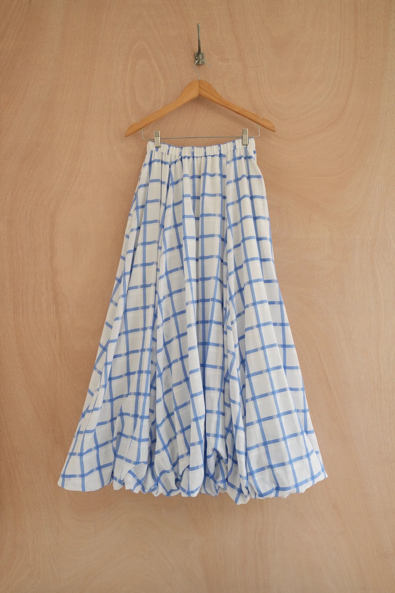 UNISECON Orin skirt in white/blue, back view