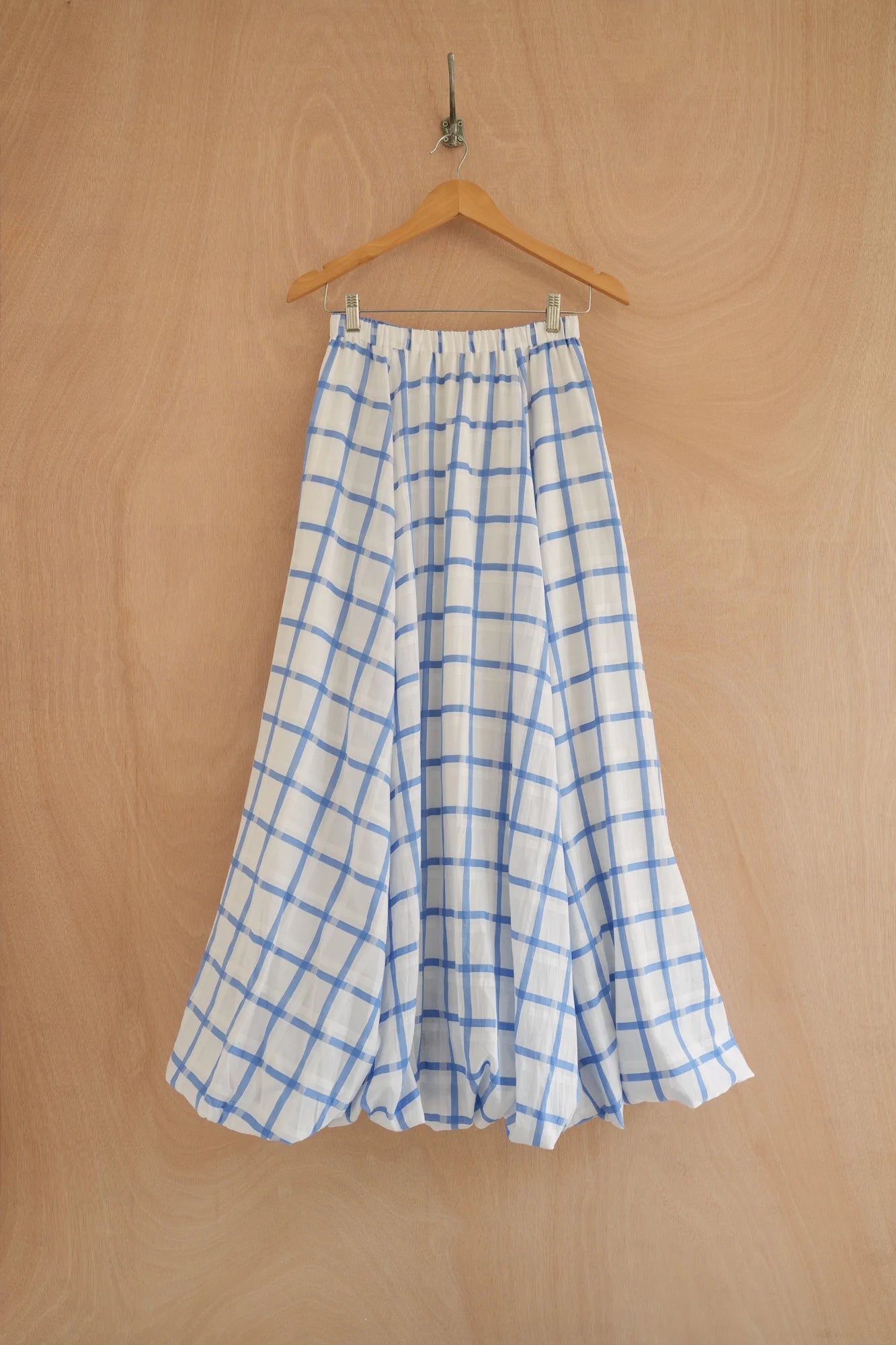 UNISECON Orin skirt in white/blue, front view