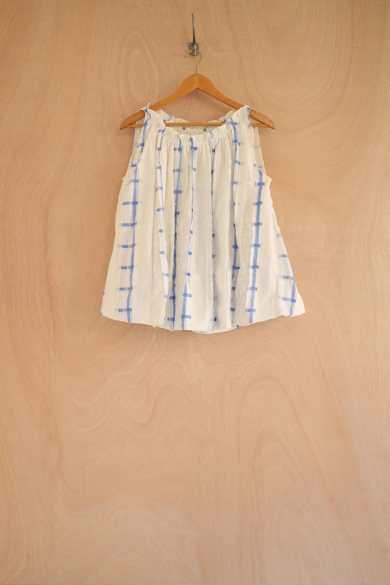 UNISECON Orr top in white/blue, front view