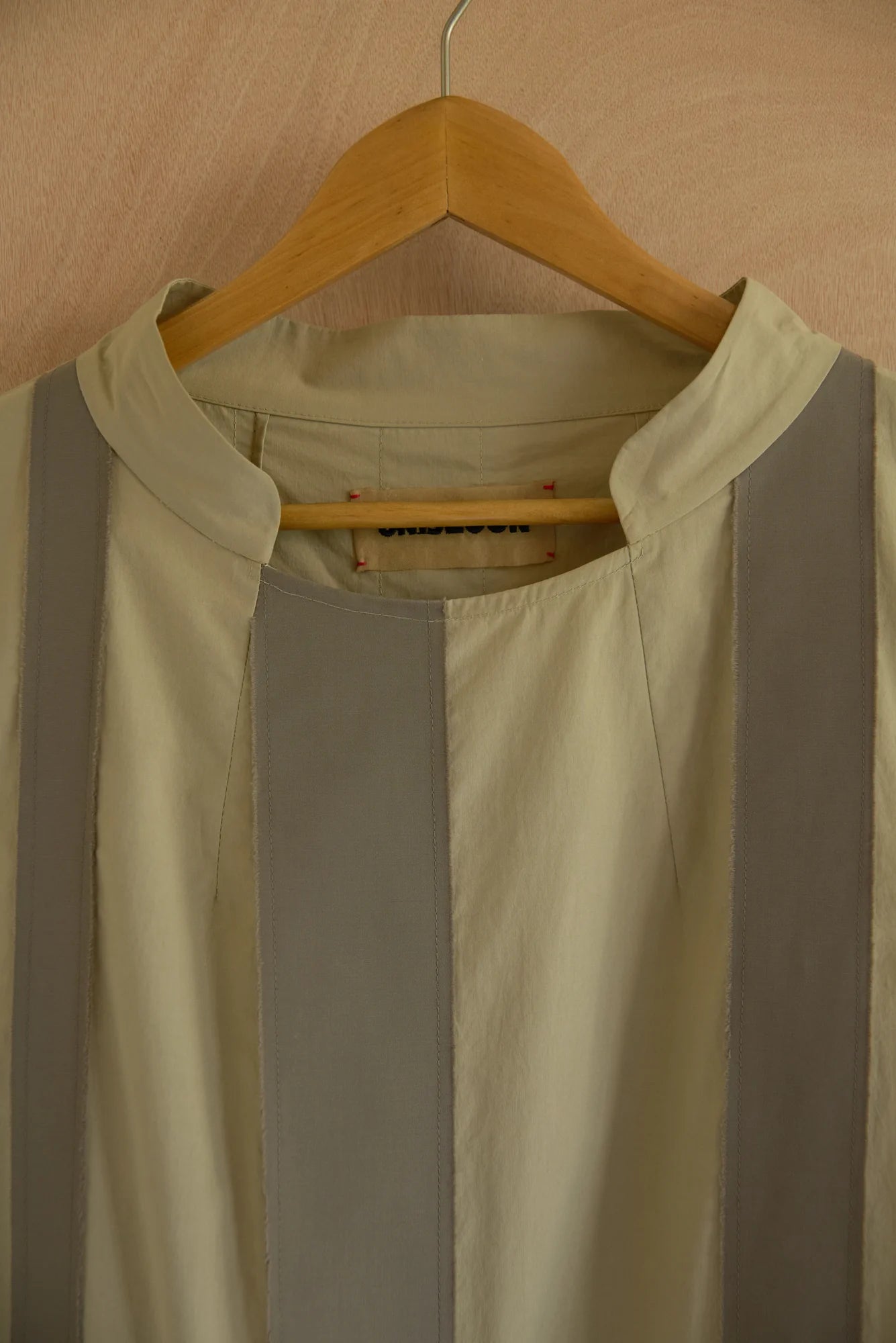 UNISECON Patti dress in taupe/olive, detail view