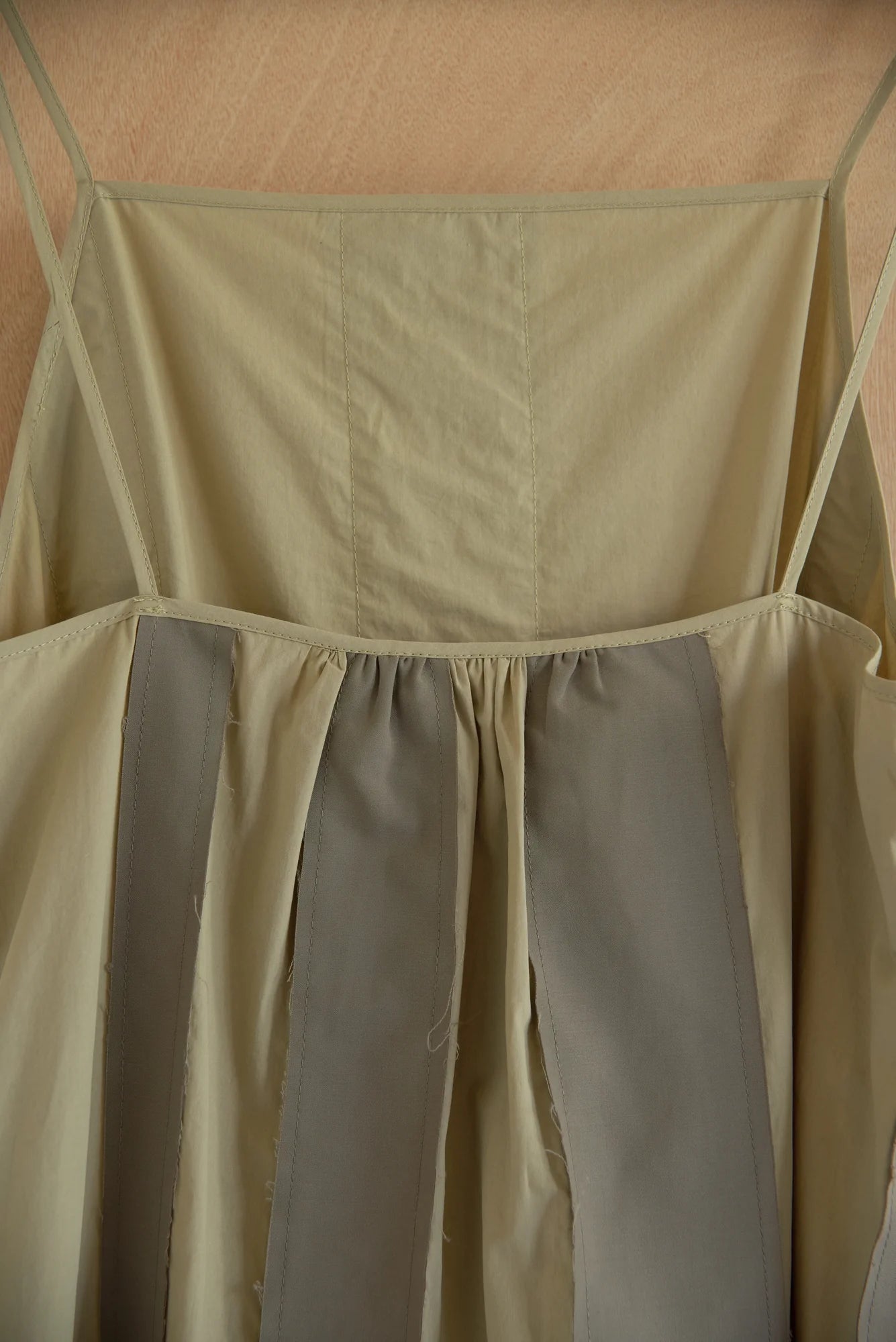 UNISECON Paula dress in taupe/olive, detail view 02