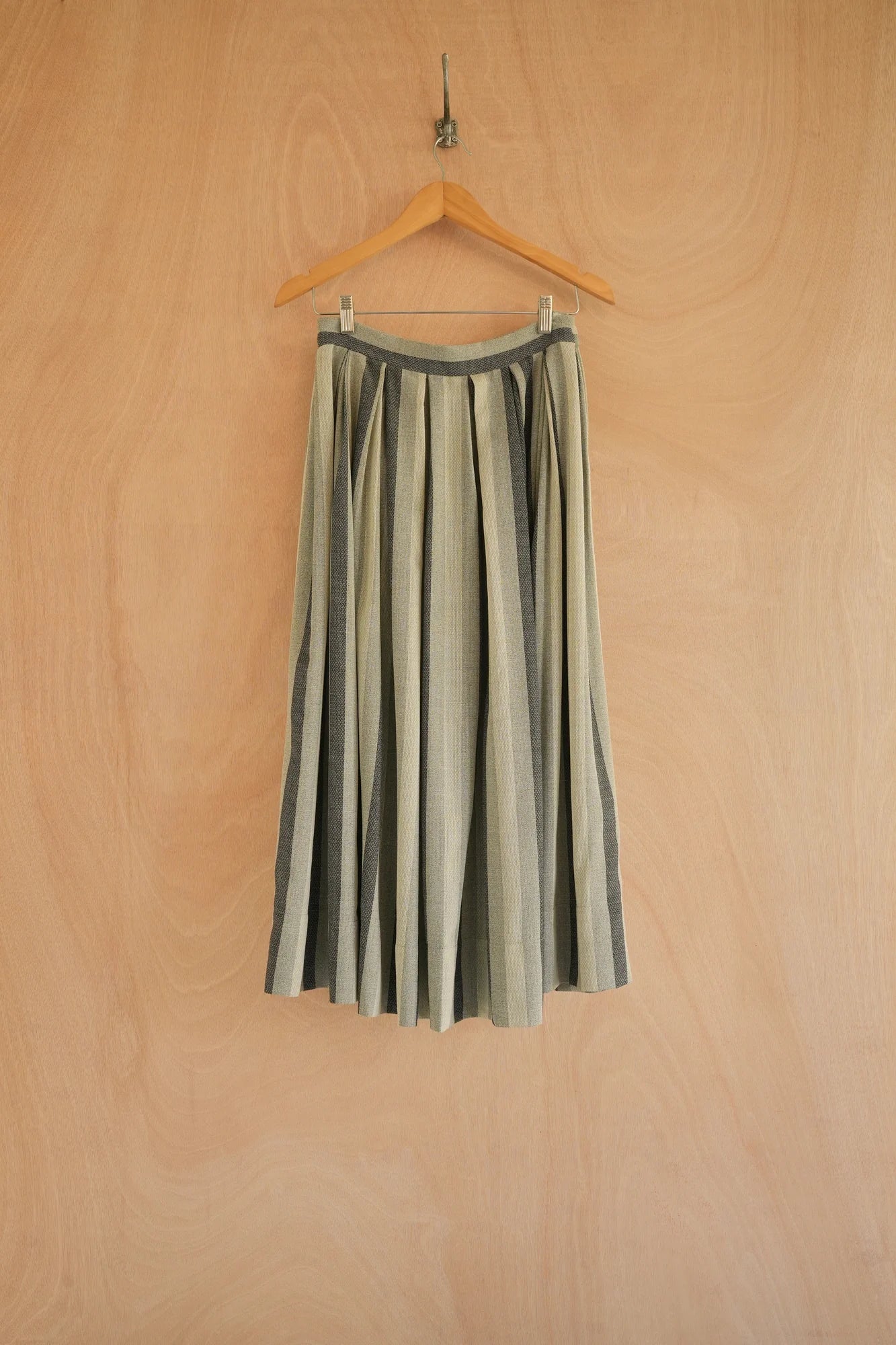 UNISECON Perla skirt in grey, back view