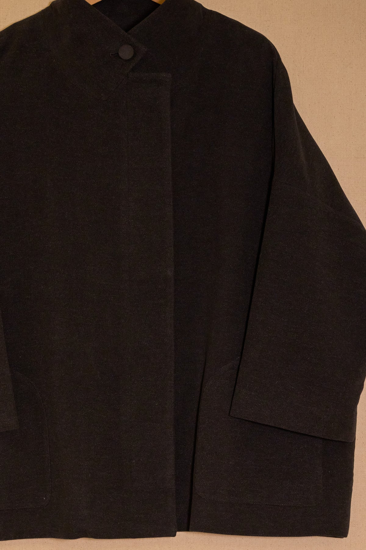 UNISECON Priya coat in black detail view