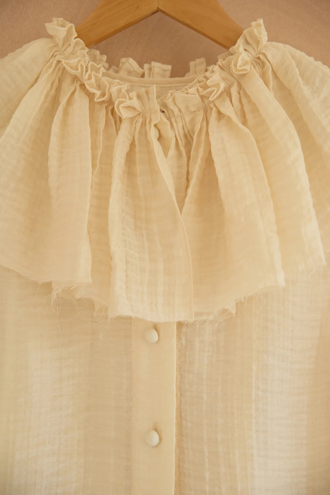 UNISECON Rae top in yellow, detail view