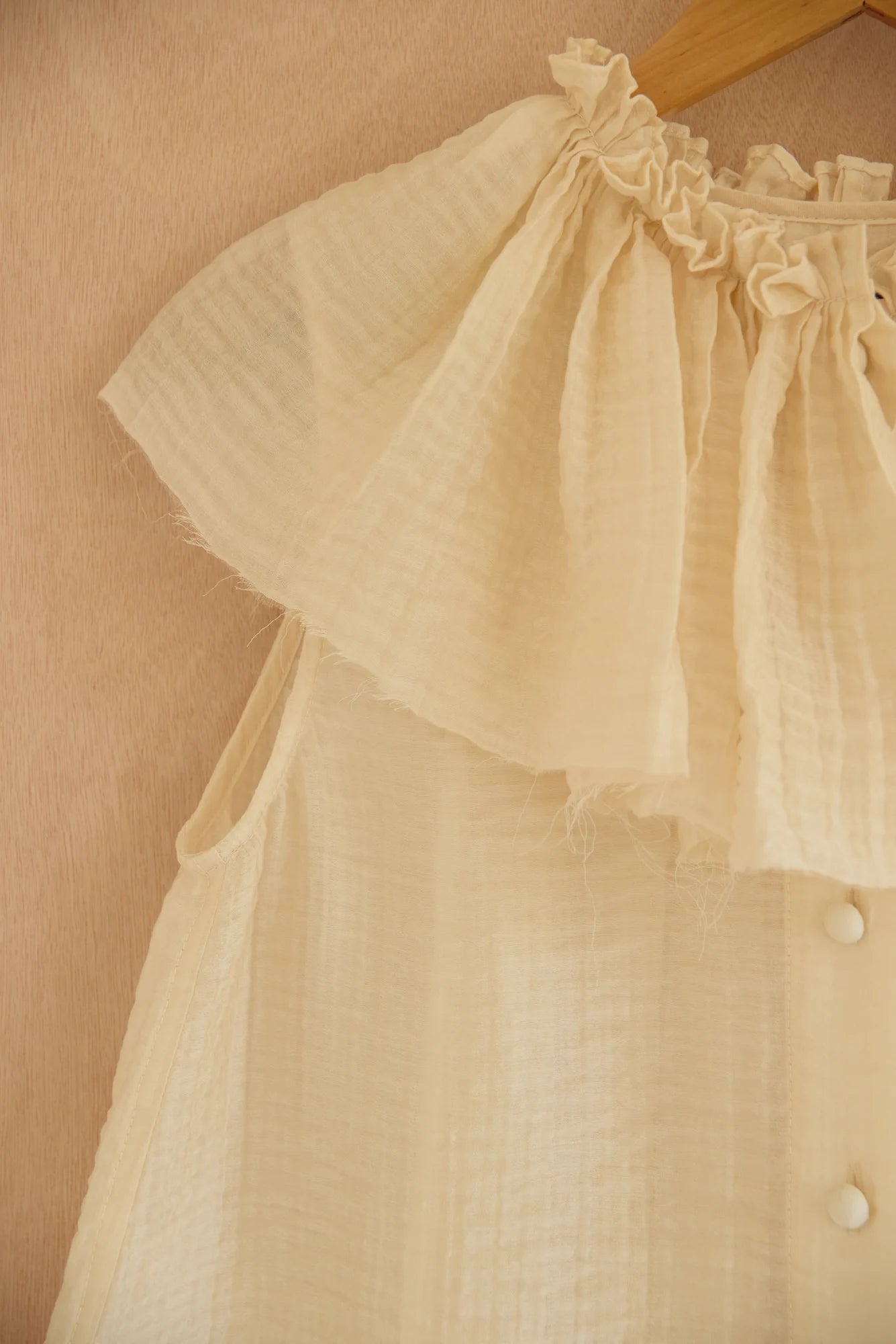 UNISECON Rae top in yellow, detail view