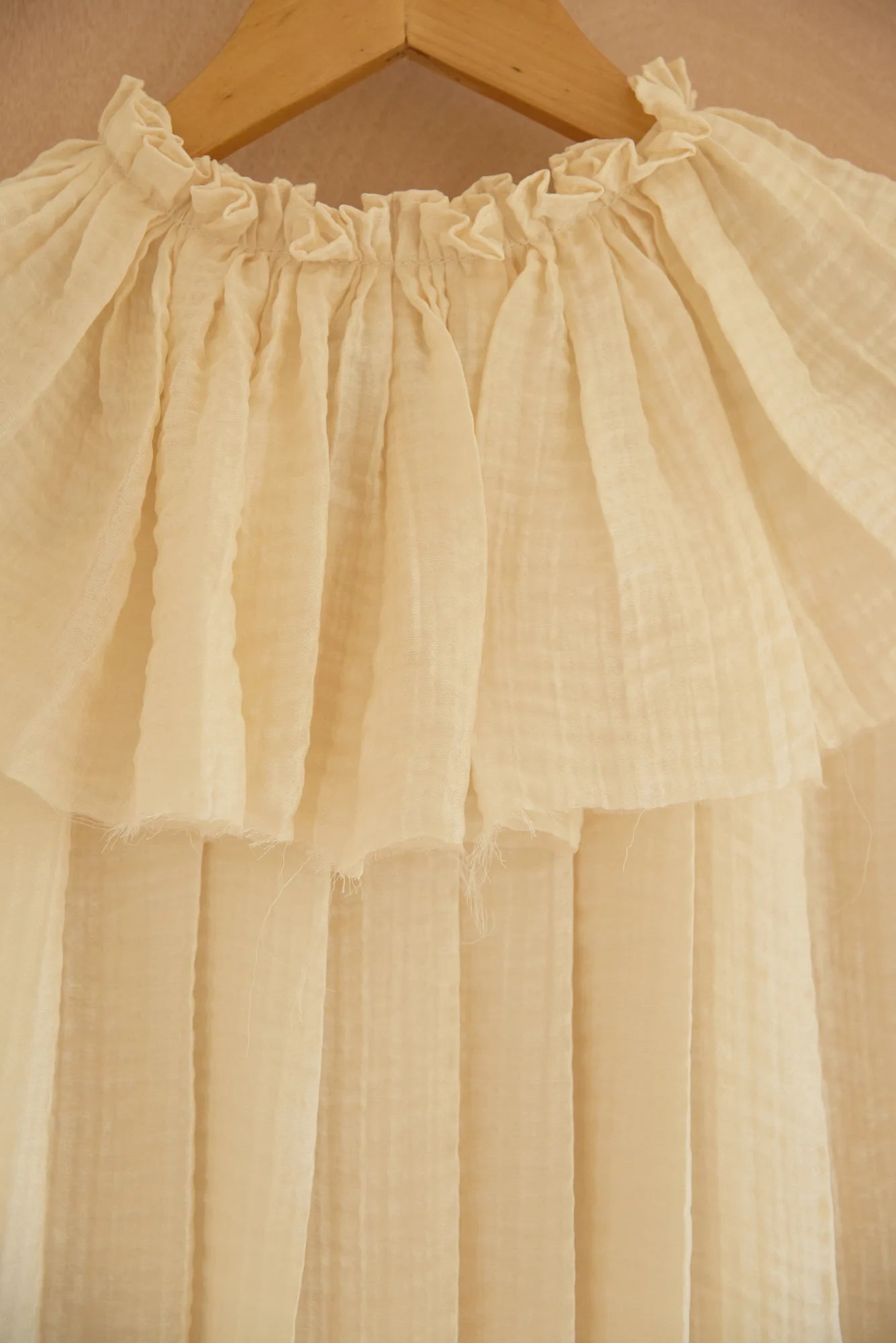 UNISECON Rae top in yellow, detail view
