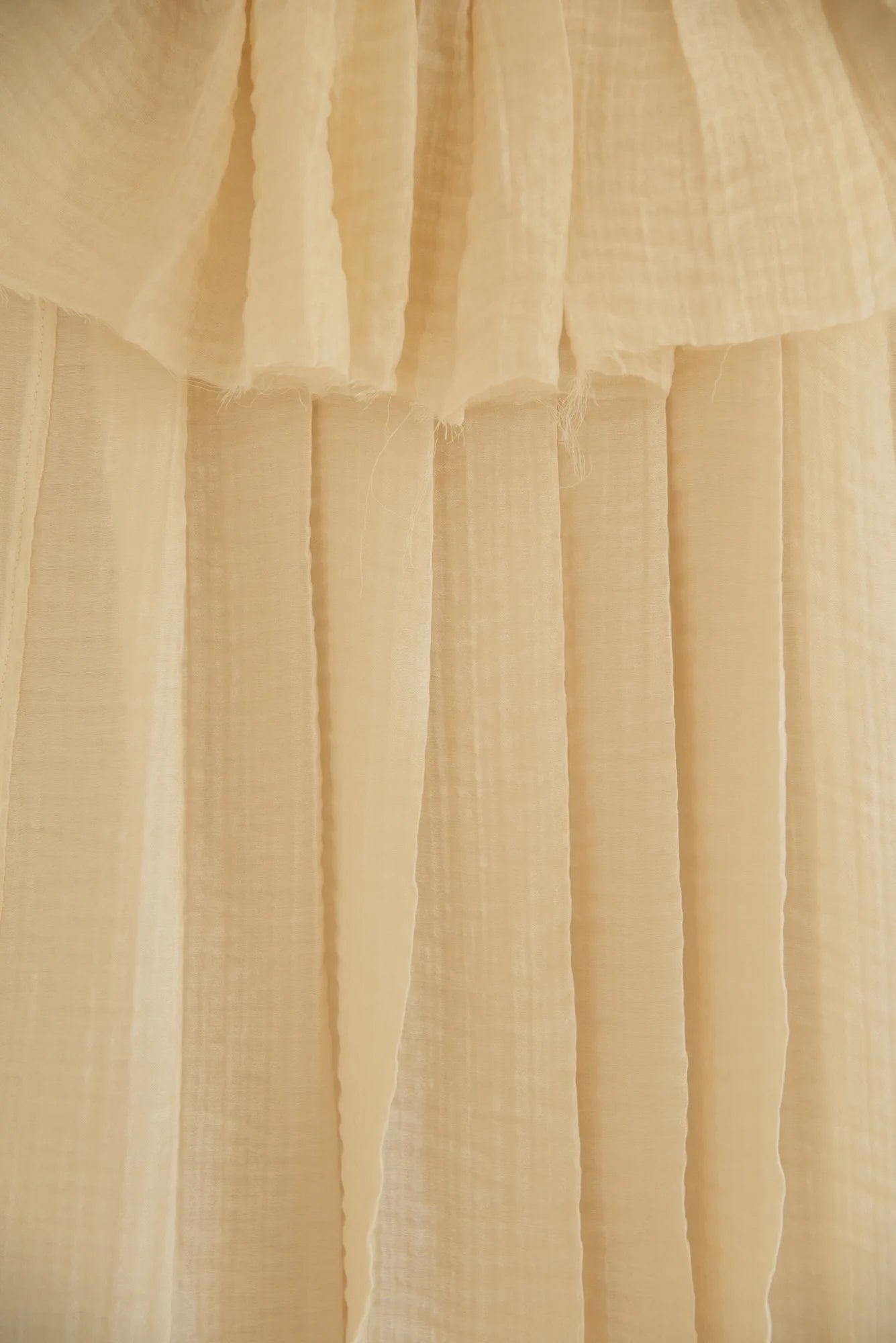 UNISECON Rae top in yellow, detail view