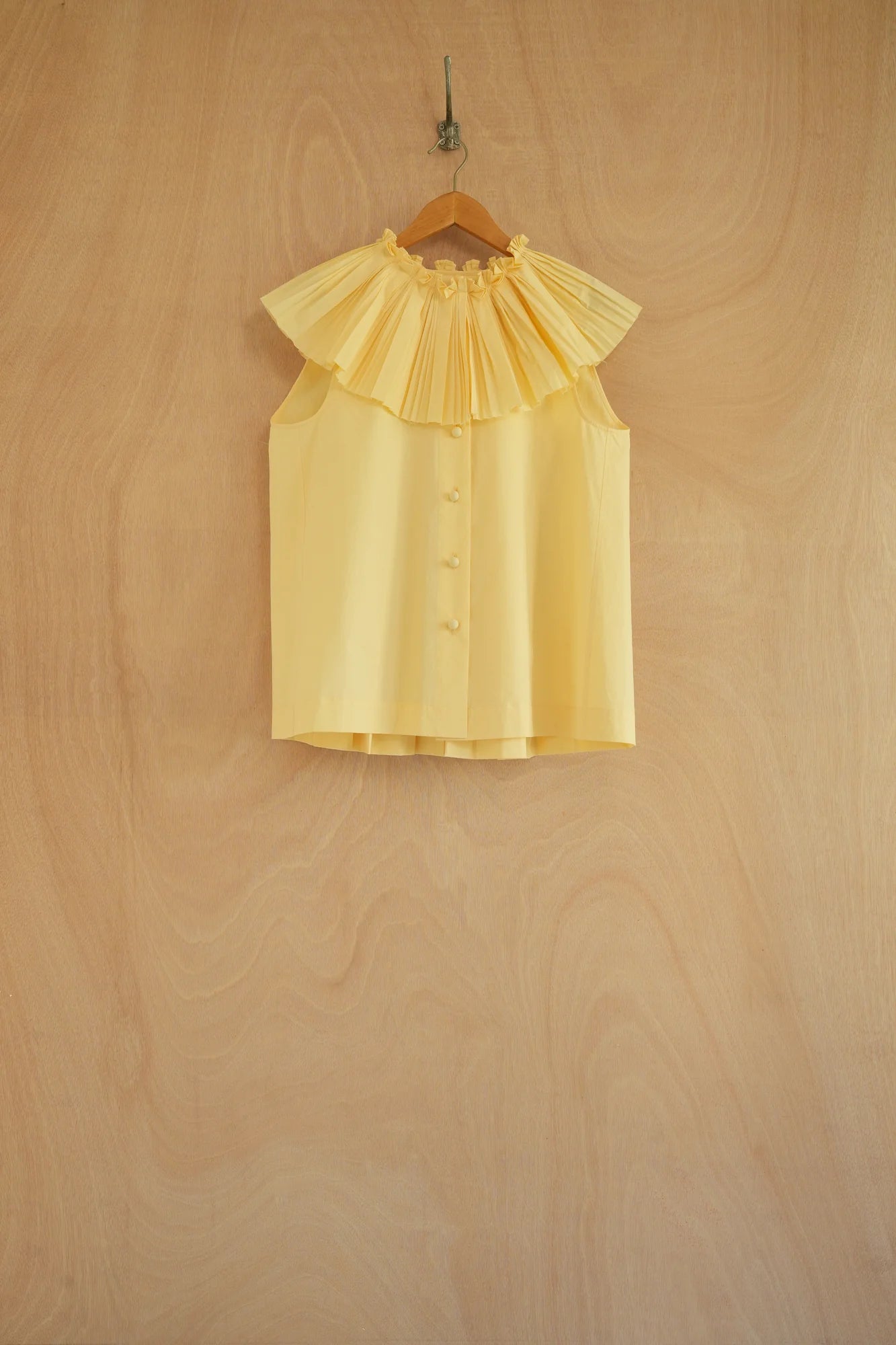 UNISECON Rae top in yellow, back view