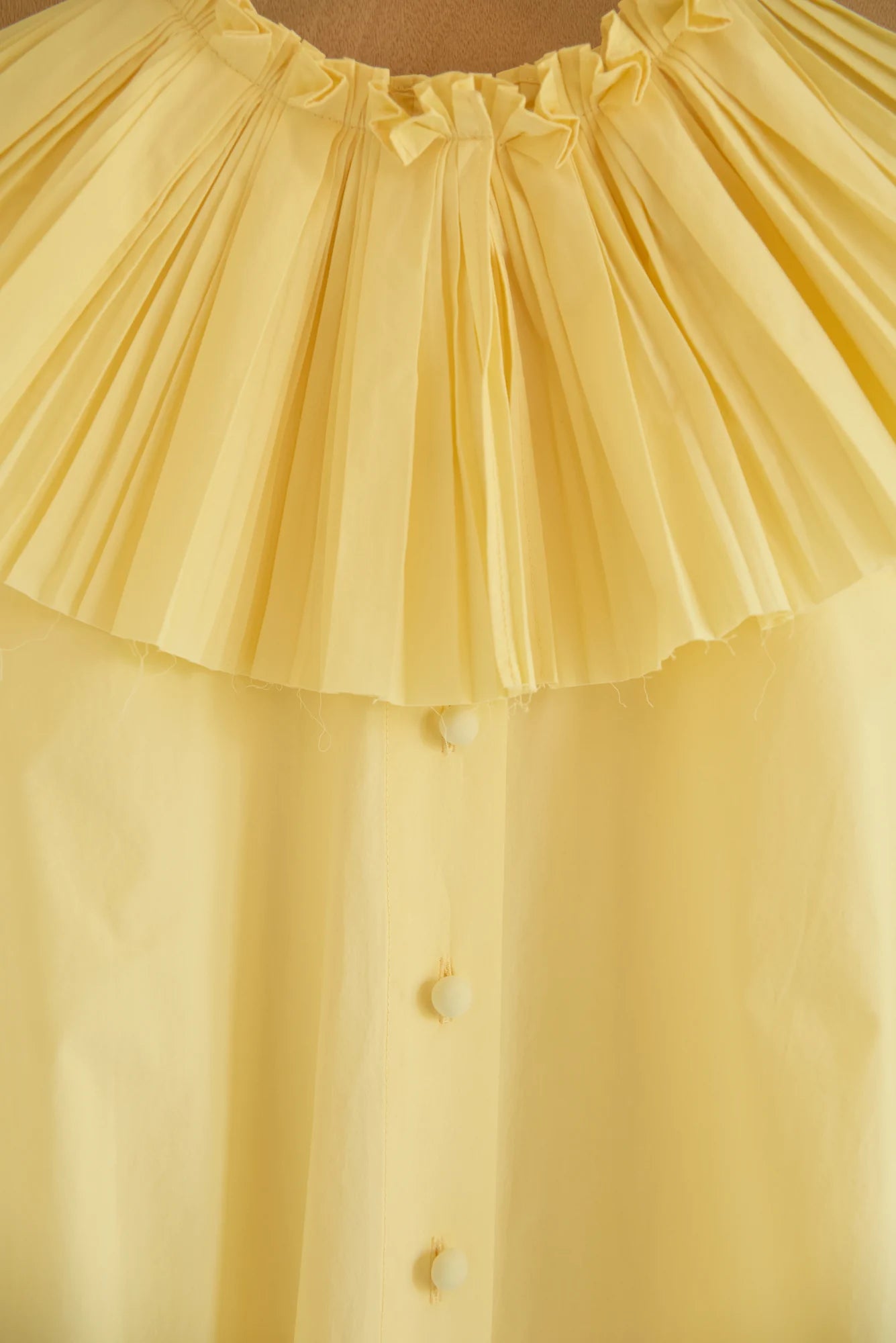 UNISECON Rae top in yellow, detail view