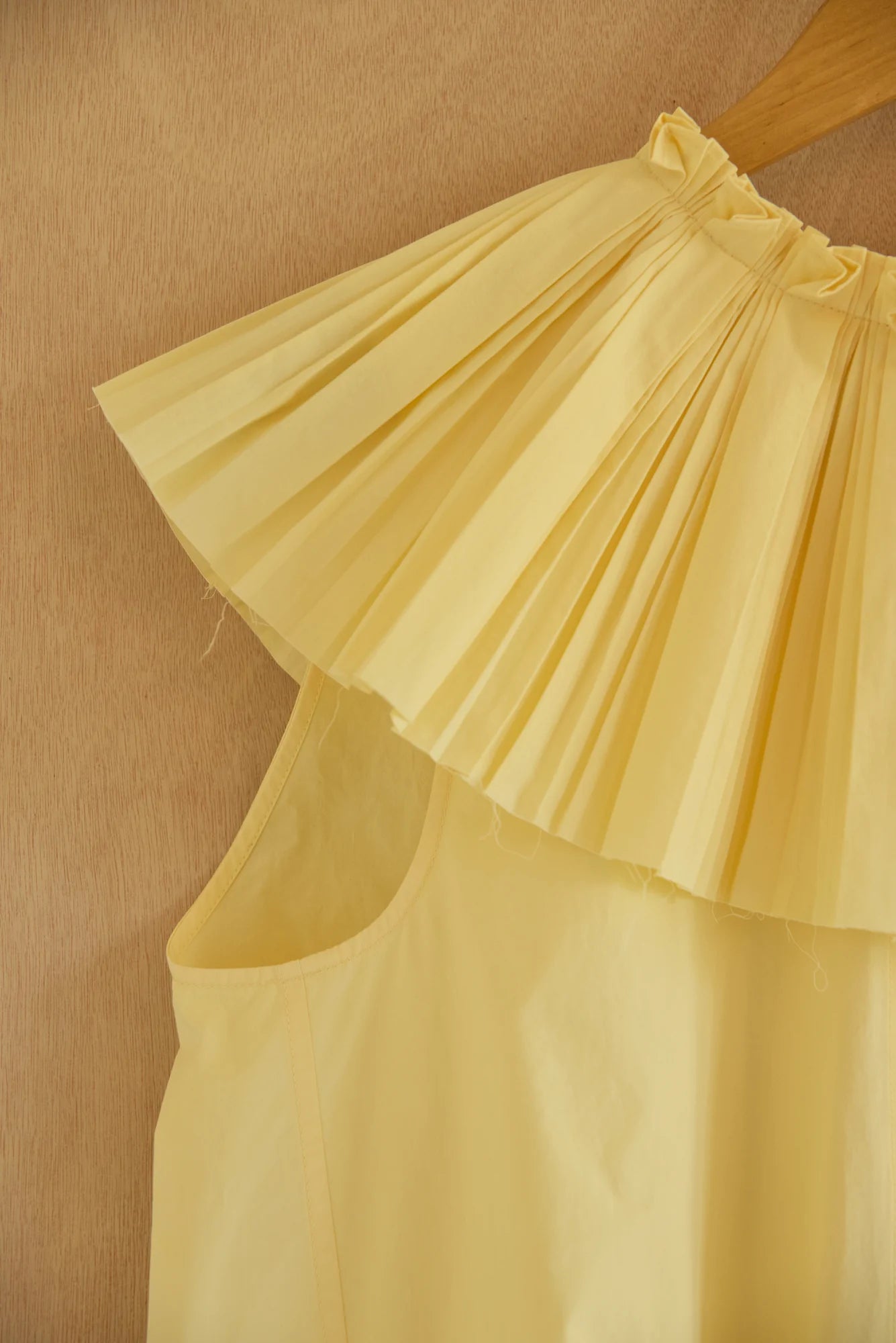 UNISECON Rae top in yellow, detail view