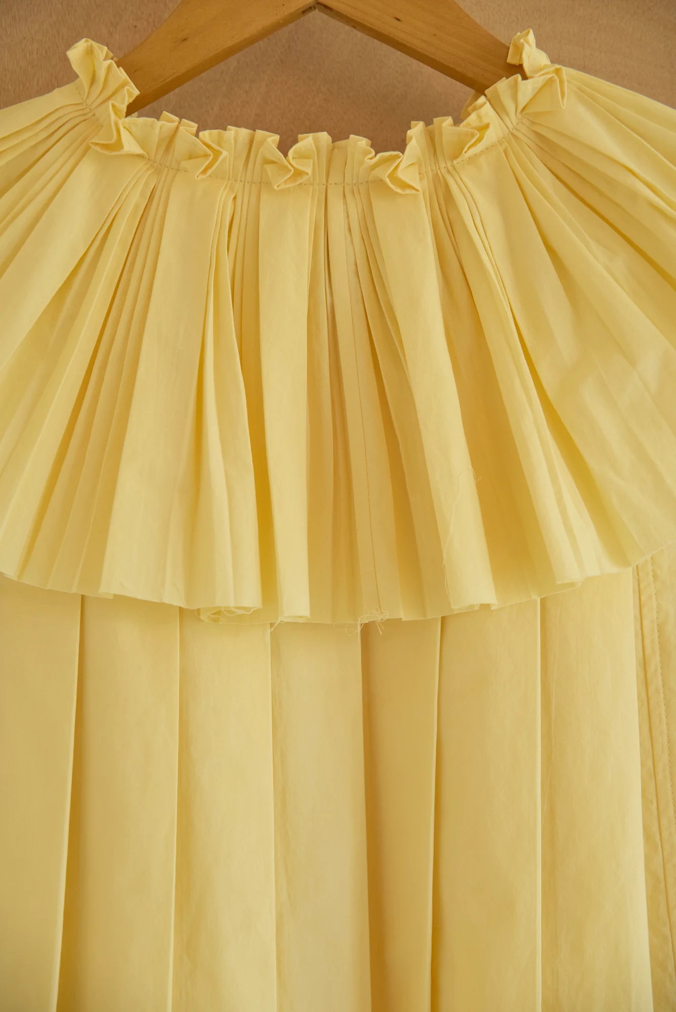 UNISECON Rae top in yellow, detail view