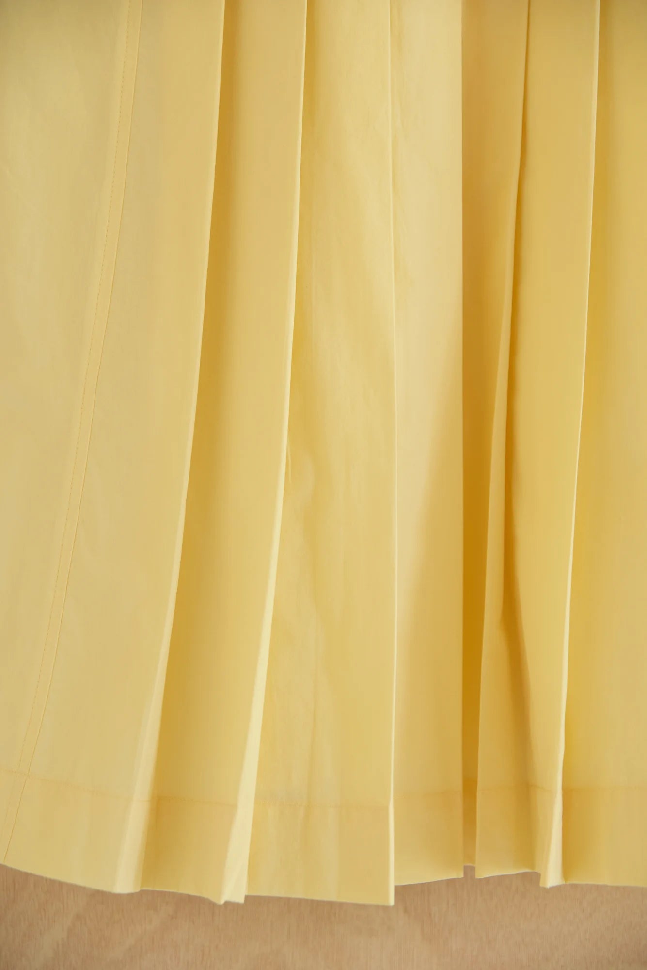 UNISECON Rae top in yellow, detail view
