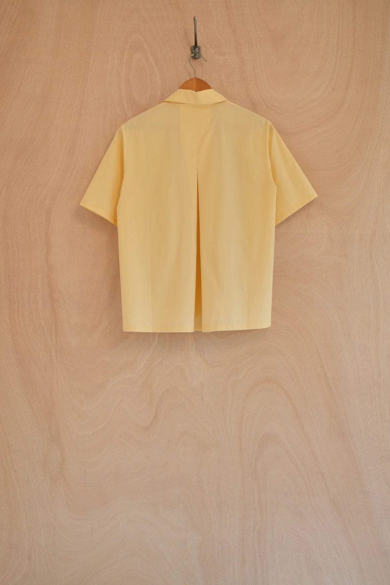 UNISECON Rui top in yellow, back view