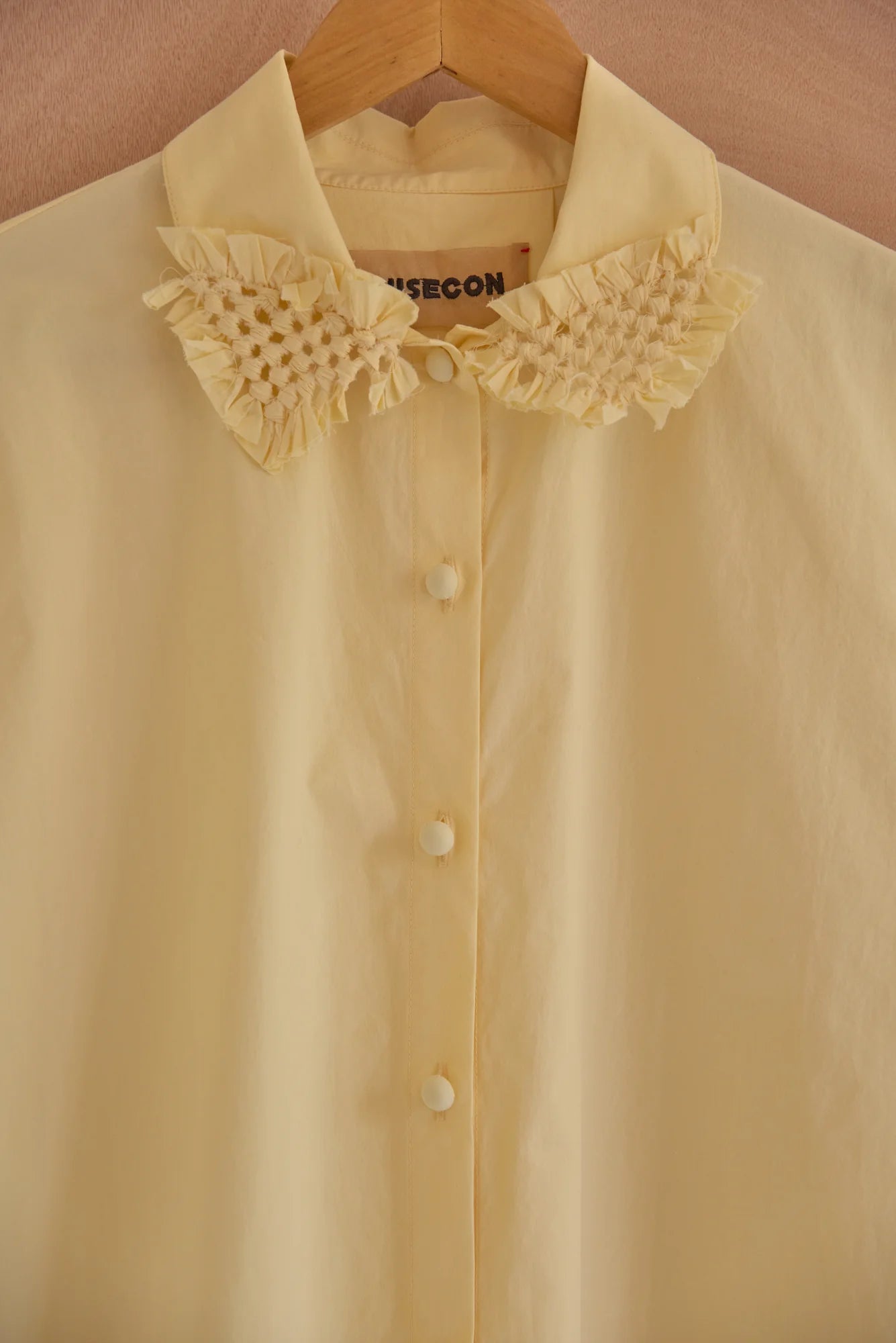 UNISECON Rui top in yellow, detail view