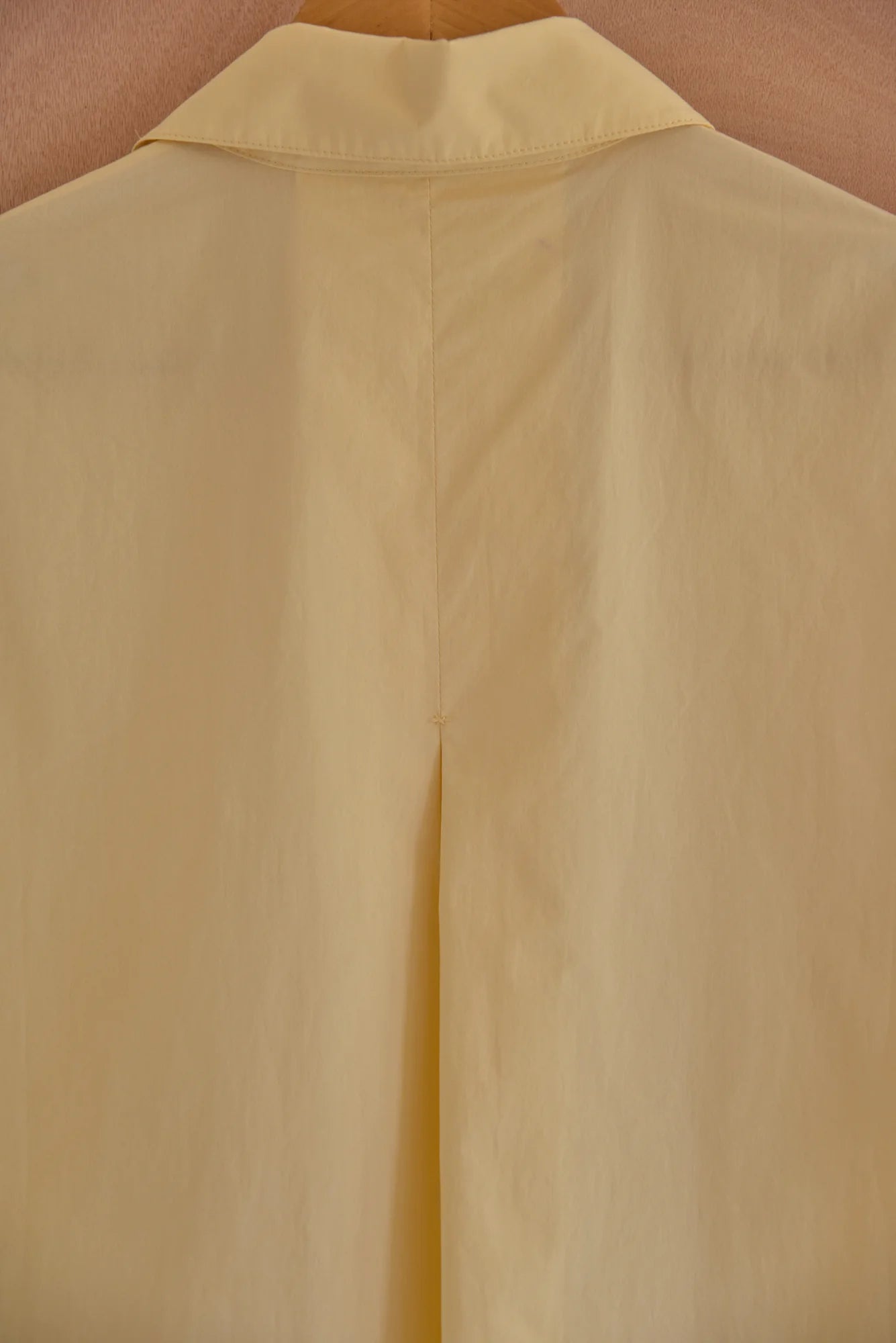 UNISECON Rui top in yellow, detail view